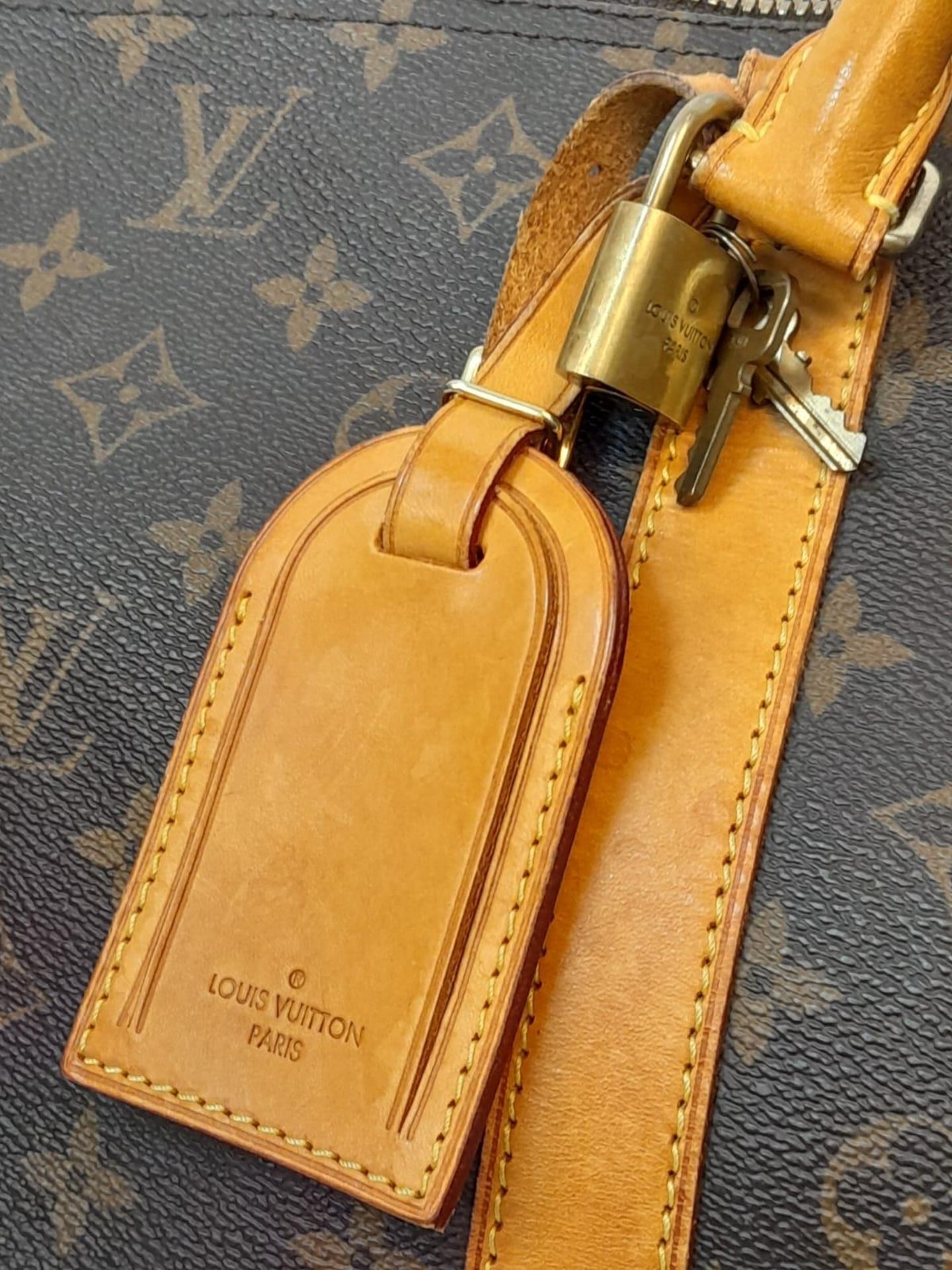 A Large Louis Vuitton Keepall Travel Bag. Monogram LV canvas exterior with cowhide leather handles - Bild 4 aus 8