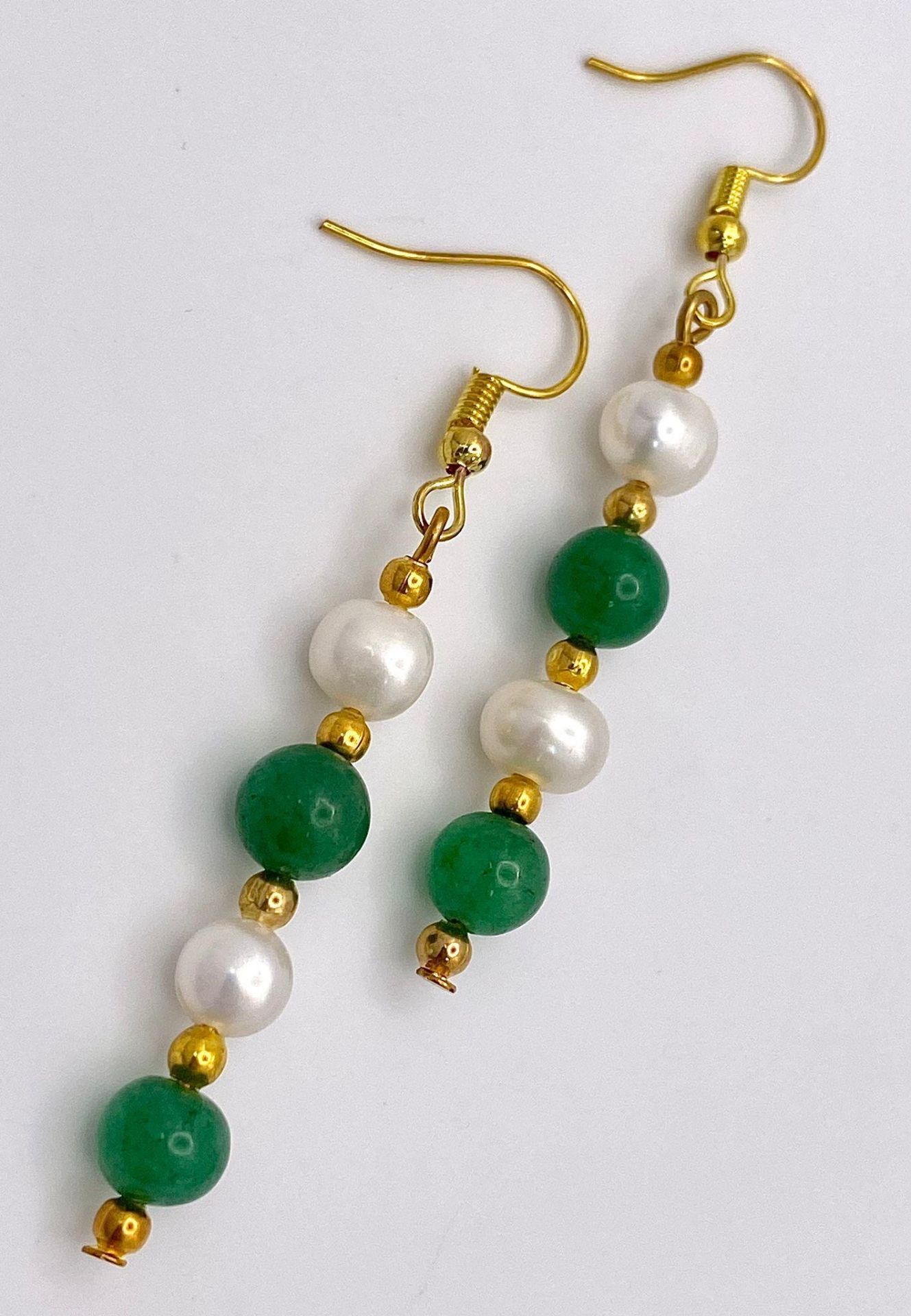 A stunning, three row necklace of alternating green jade and natural white pearls from South Pacific - Image 3 of 4