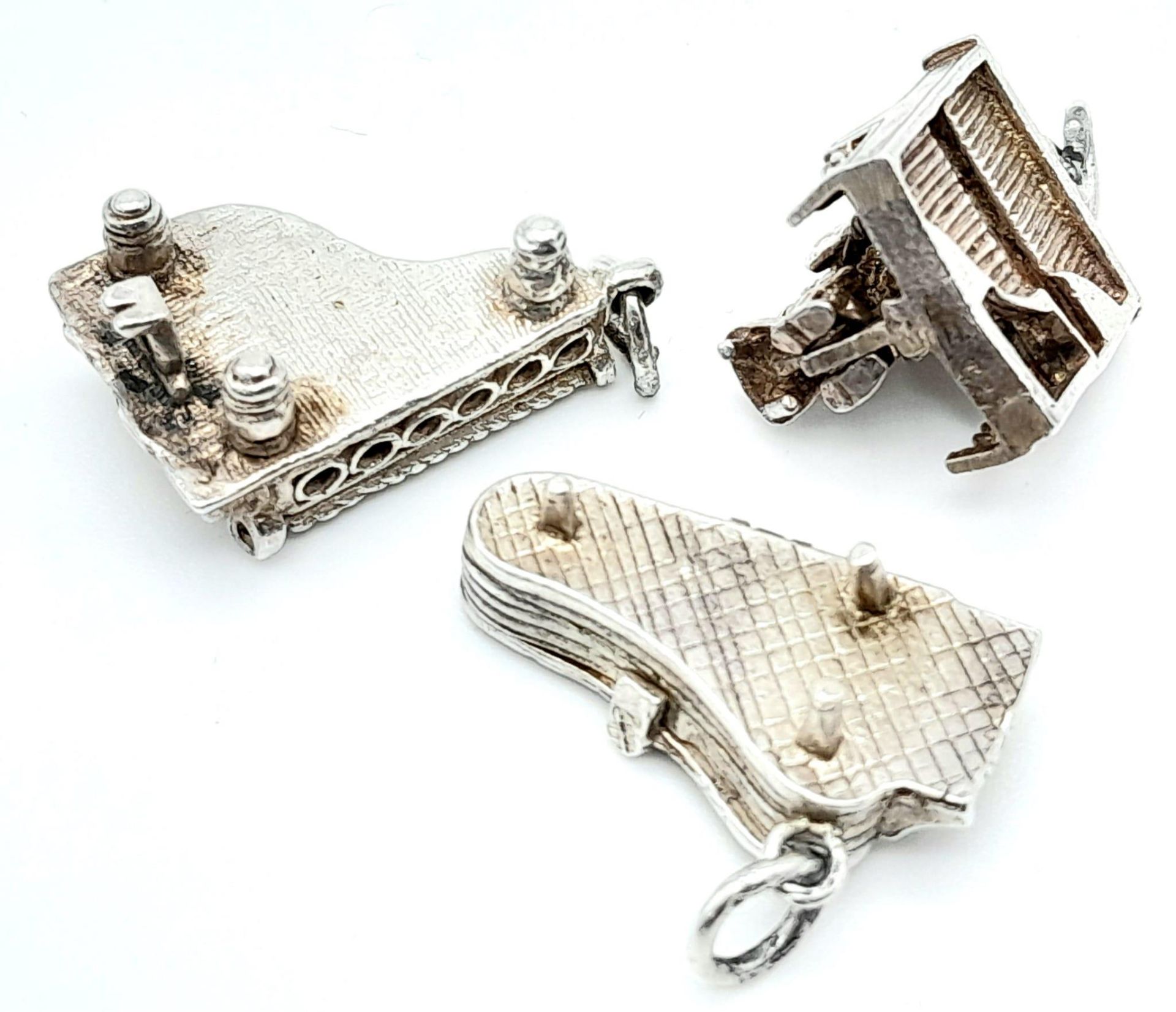 A collection of 3 vintage silver piano motif articulated charms/pendants. Total weight 12.5G - Image 5 of 11