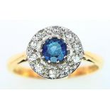 A VINTAGE 18K YELLOW GOLD, PLATINUM DIAMOND & SAPPHIRE CLUSTER RING. 3.9G. SIZE M