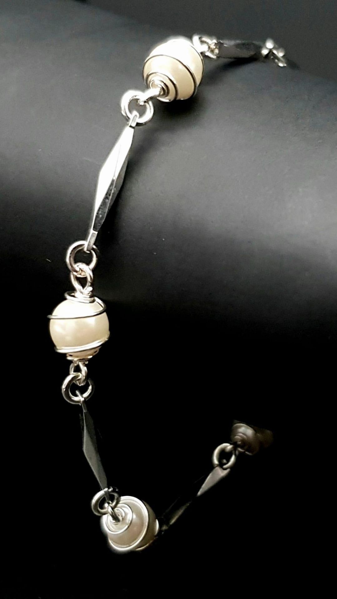 A truly elegant, silver and 14 K white gold plated, Mallorca pearl necklace, bracelet and earrings - Image 3 of 8