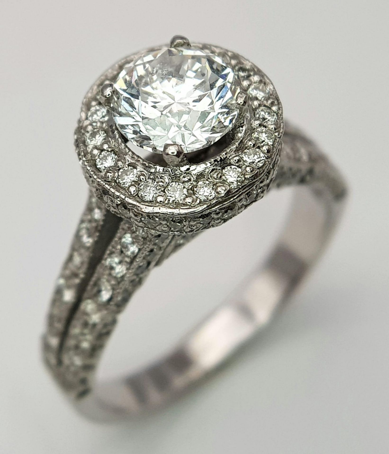 An 18 K white gold ring with a brilliant cut diamond (1.01 carats) surrounded by diamonds on the top - Image 14 of 22