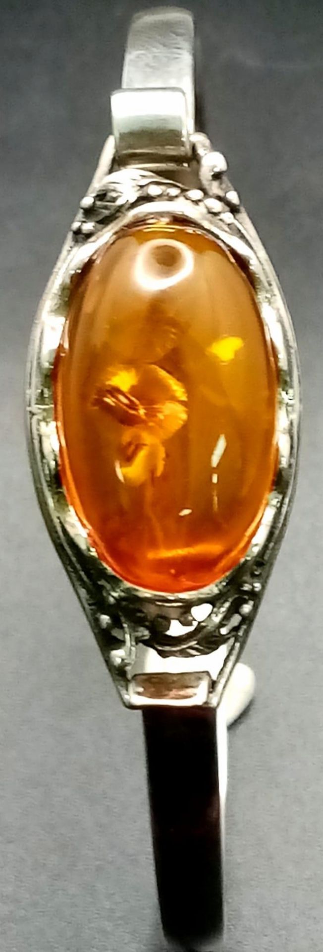 A vintage sterling silver Amber bangle. Total weight 15.7G. Widest inner length 6.7cm. - Bild 6 aus 10