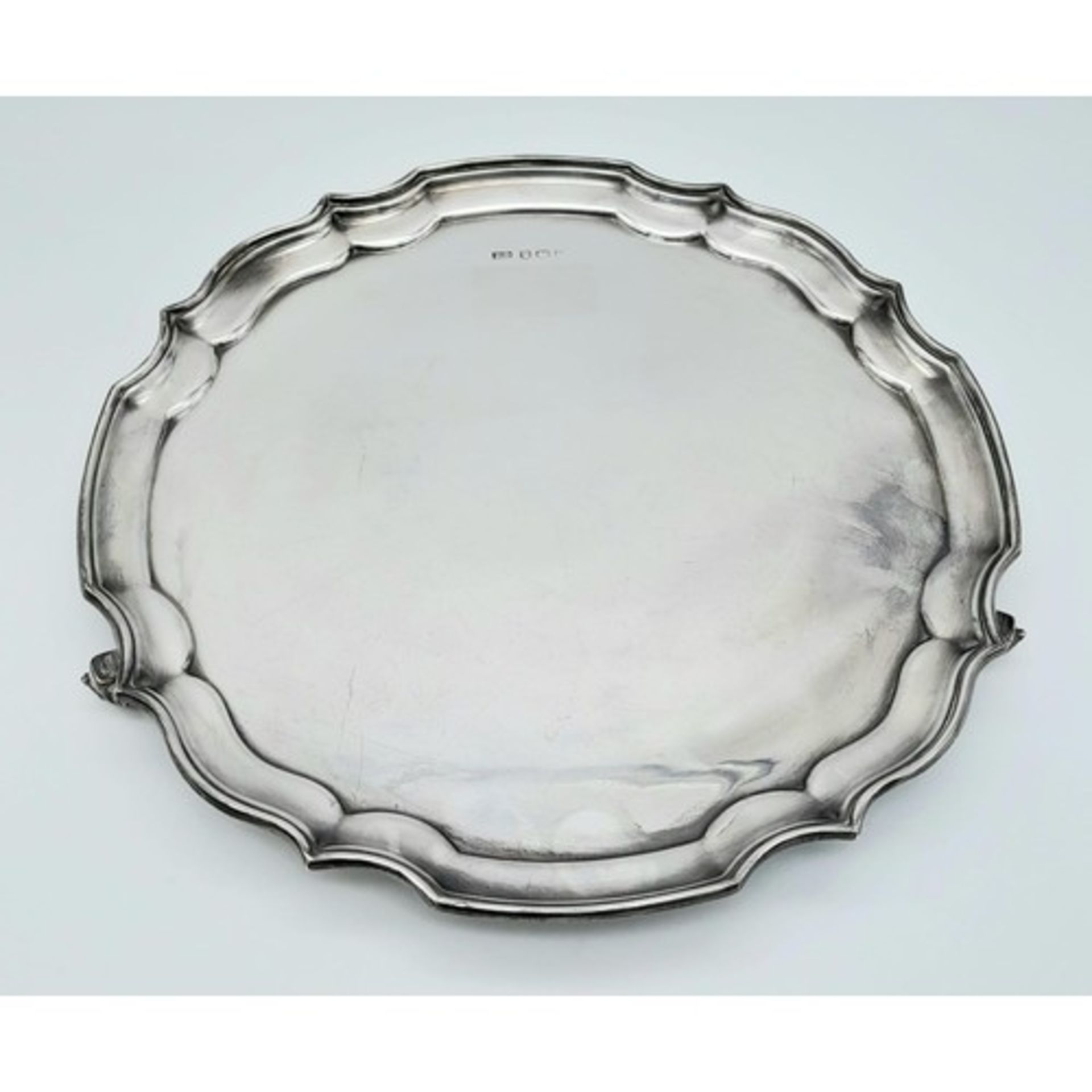 A SOLID SILVER PLATTER DATED 1973 AND MADE IN SHEFFIELD . 518g. 25cms DIAMETER