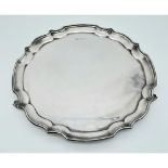 A SOLID SILVER PLATTER DATED 1973 AND MADE IN SHEFFIELD . 518g. 25cms DIAMETER