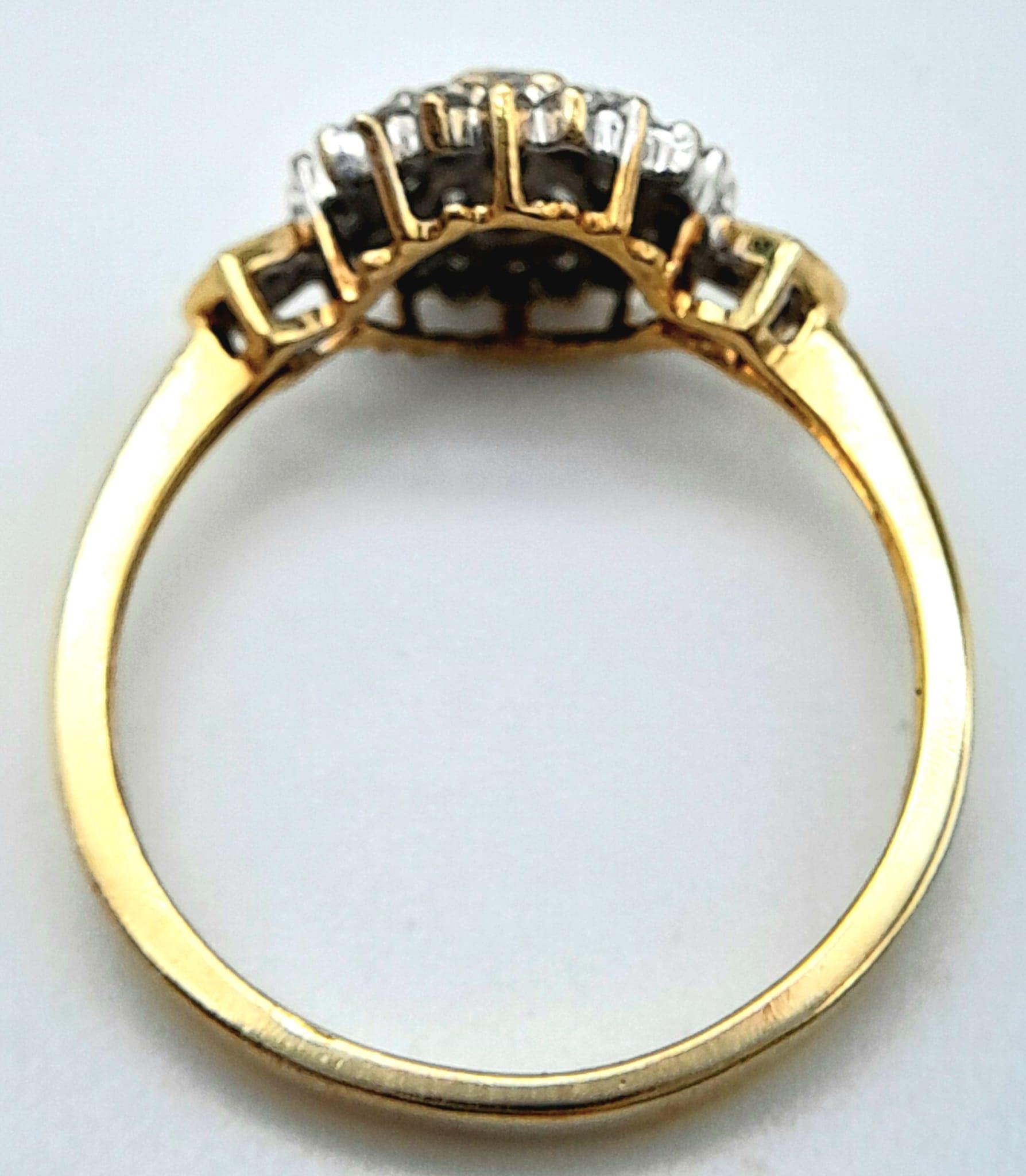 A 9K YELLOW GOLD DIAMOND SET CLUSTER RING. 0.25CTW. 2.2G. SIZE Q. - Image 5 of 6