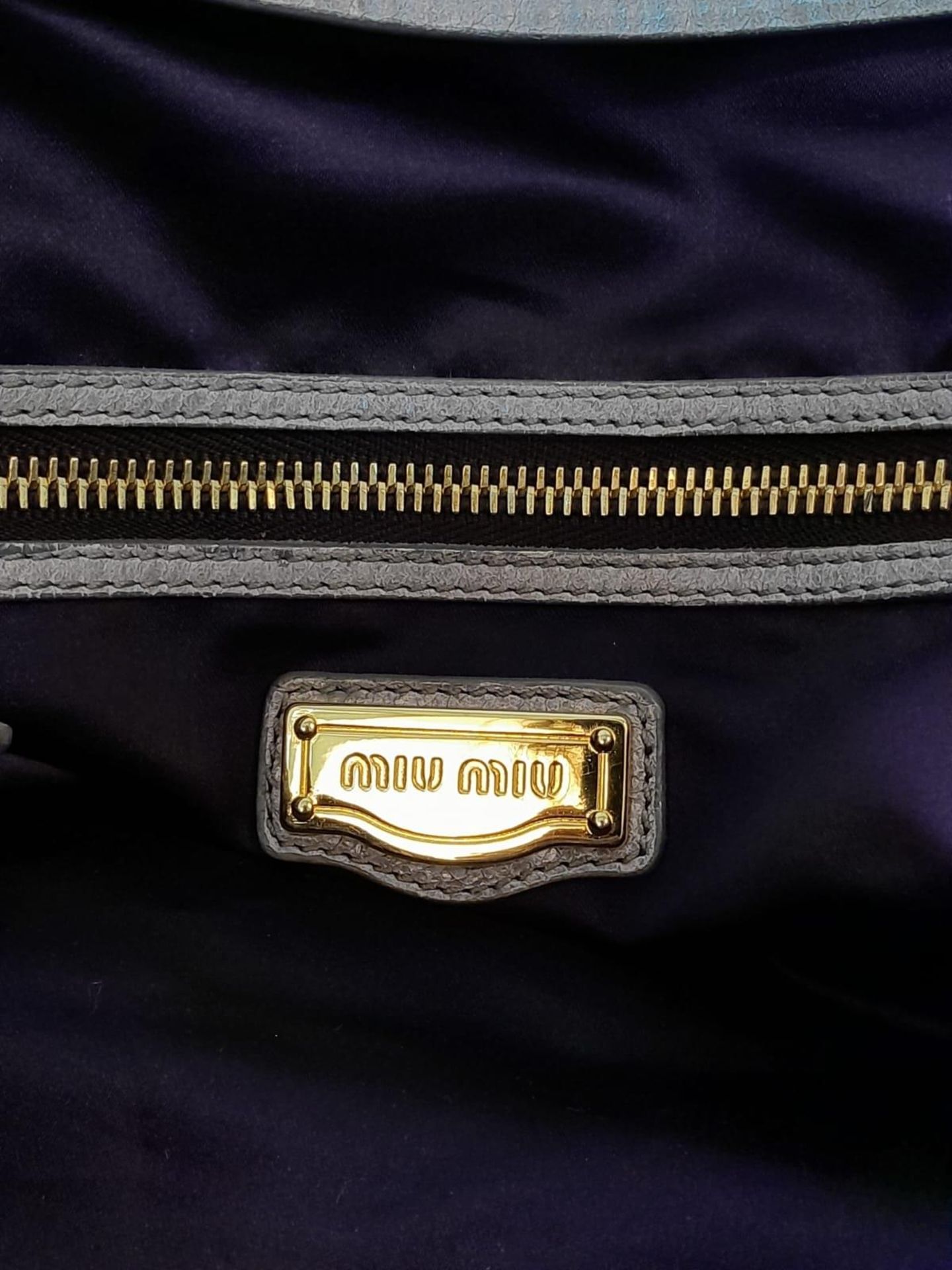 A Miu Miu Vitello Leather Handbag. Textured grey leather exterior with large zipped compartment. - Bild 7 aus 9