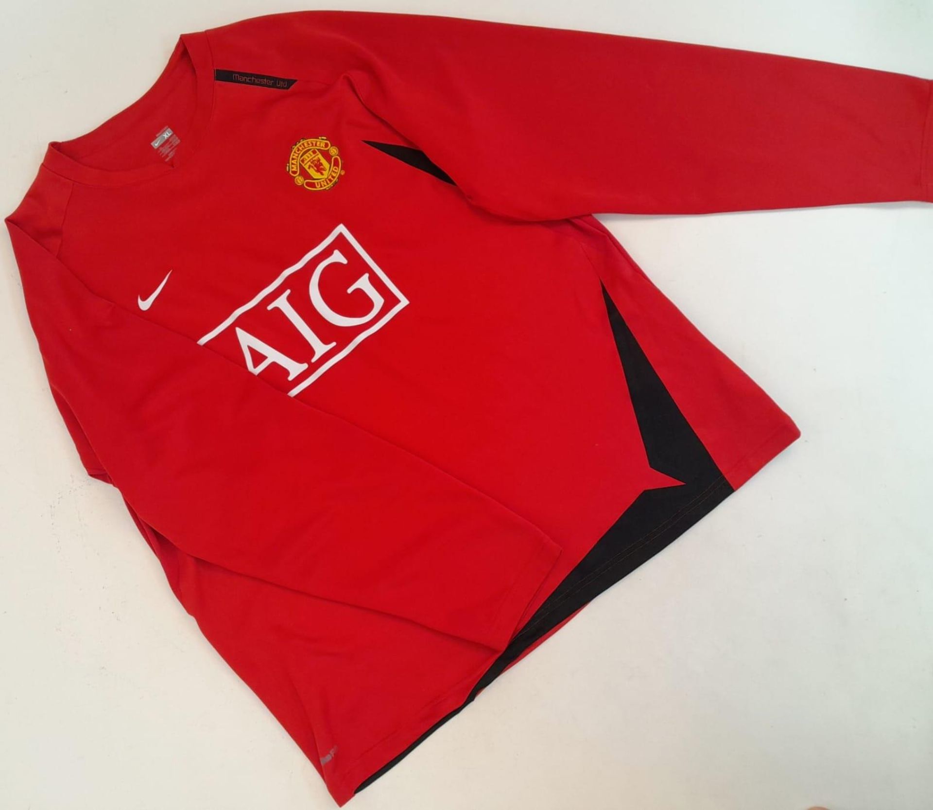 A Collection of Manchester United Clothing: Nike Red Shirt - AIG (XL), Scarf, Xmas Hat, Beenie hat - Image 2 of 6
