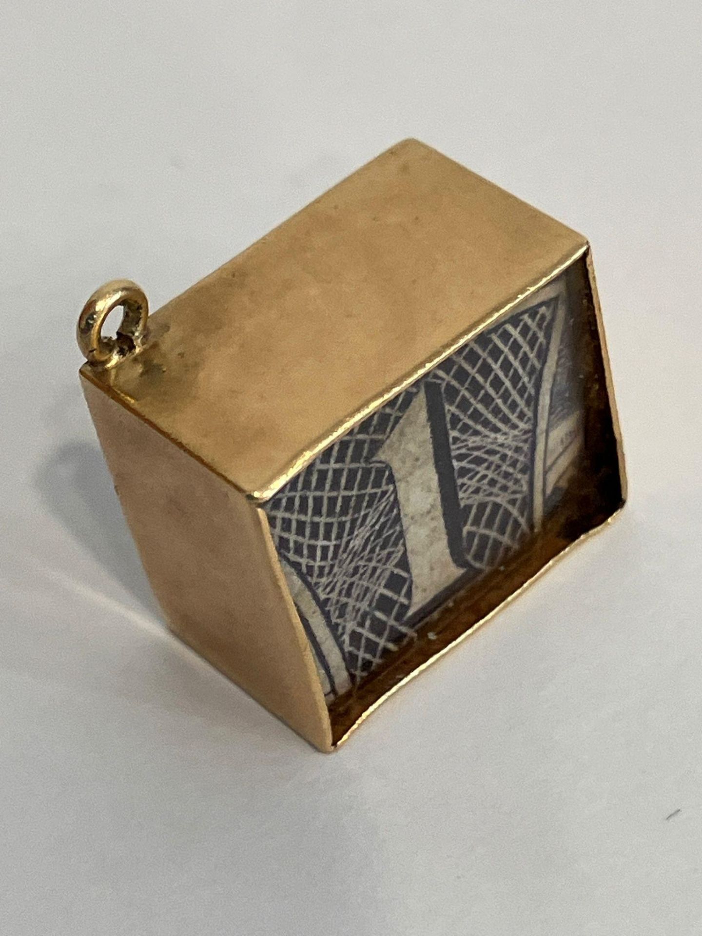 Vintage 9 carat GOLD CHARM with folded BLUE £1 NOTE inside a windowed 9 carat GOLD Case. Full UK - Image 8 of 9