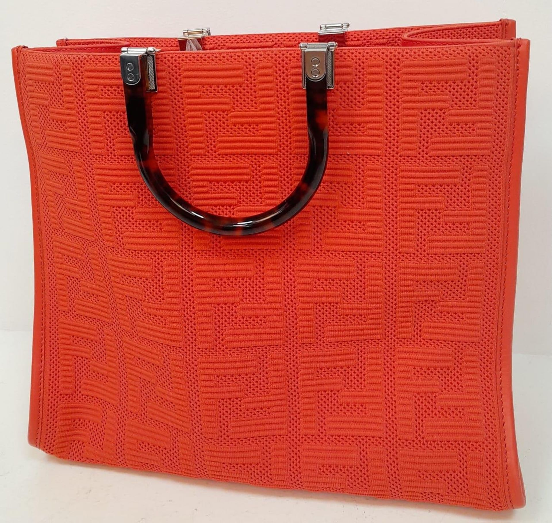 A Fendi Coral Sunshine Tote Bag. Textile exterior with leather trim, silver-toned hardware and two - Bild 3 aus 7
