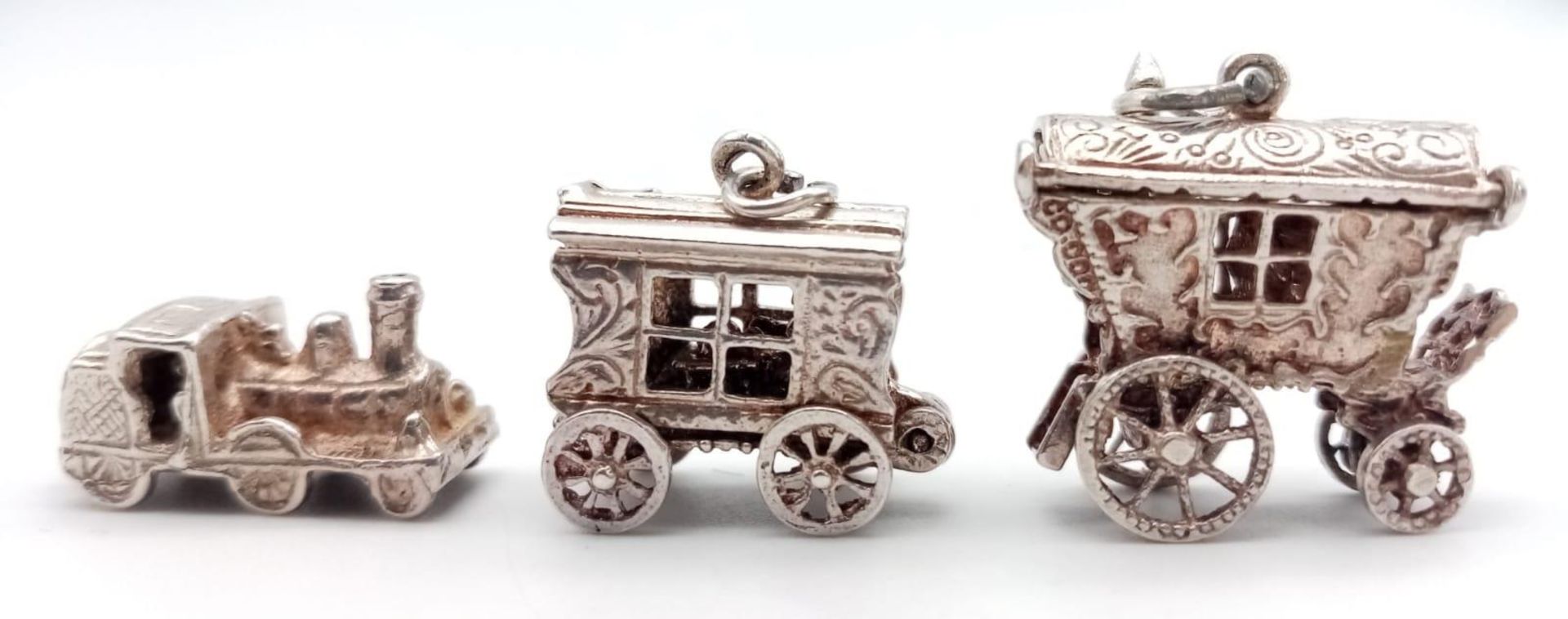 A collection of 3 sterling silver automotive charms/pendants. Total weight 17.4G. - Bild 2 aus 6
