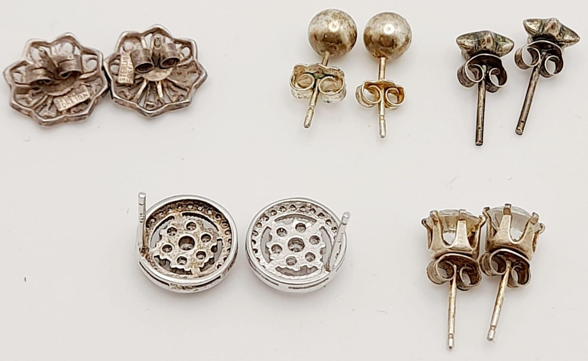 A collection of 5 stylish pairs of silver stud earrings. Total weight 7.1g. please see photos for - Image 4 of 8