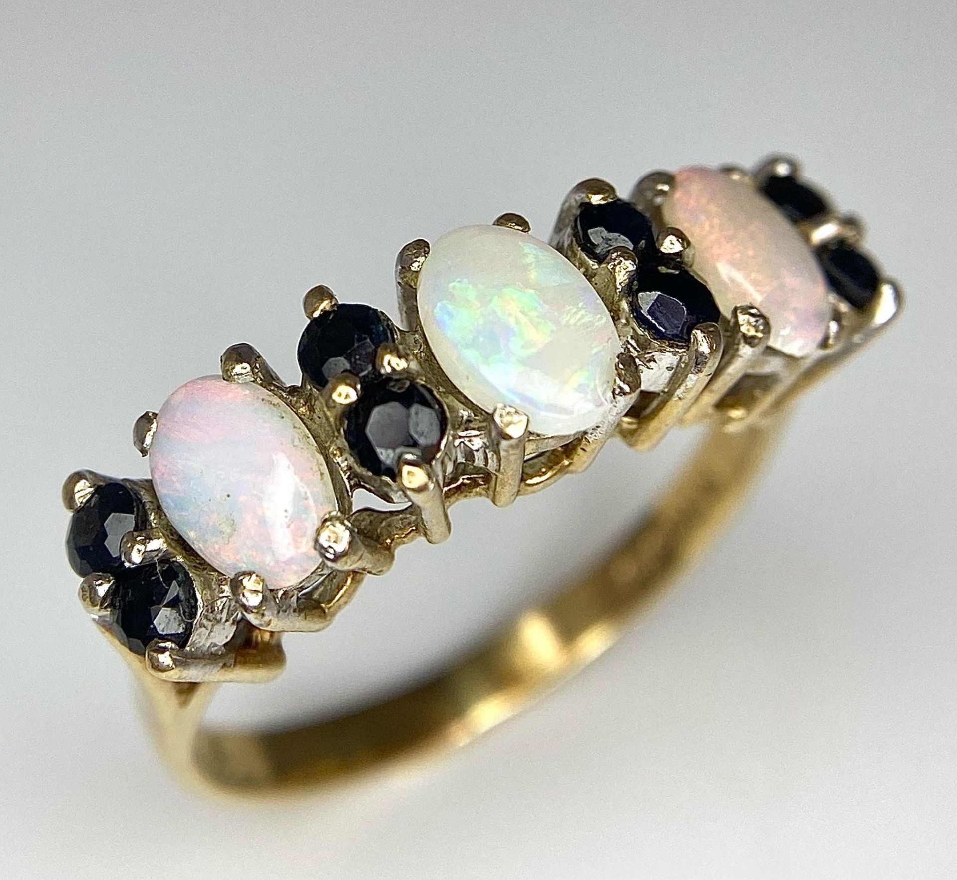 A Vintage 9K Yellow Gold Opal and Sapphire Ring. Size N. 2.7g - Bild 4 aus 8