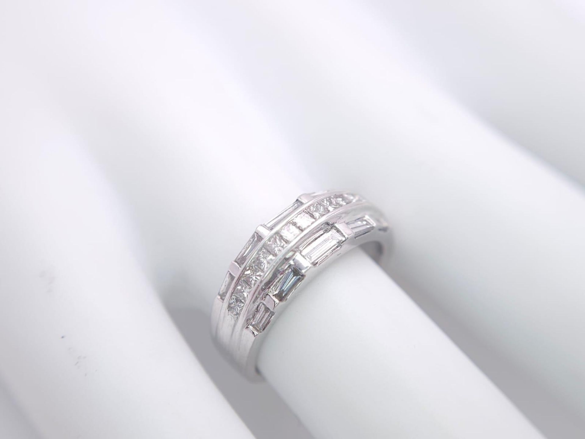 AN 18K WHITE GOLD DIAMOND SET BAND RING - 3 ROWS OF 1CTW OF DIAMOND MIXTURE OF PRINCESS AND BAGUETTE - Bild 6 aus 6