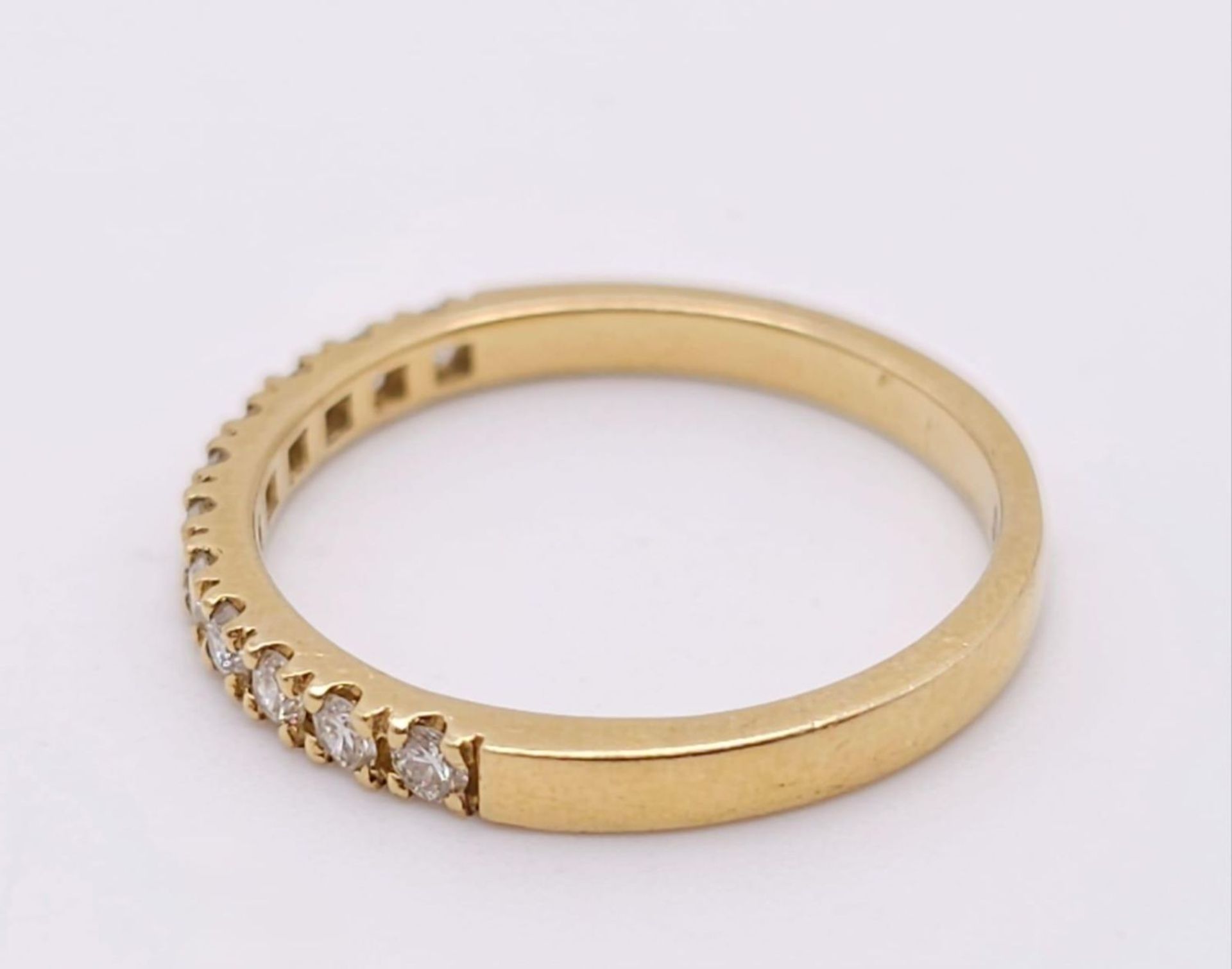 An 18 K yellow gold ring with a band of round cut diamonds, size: N, weight: 2.4 g. - Bild 7 aus 10