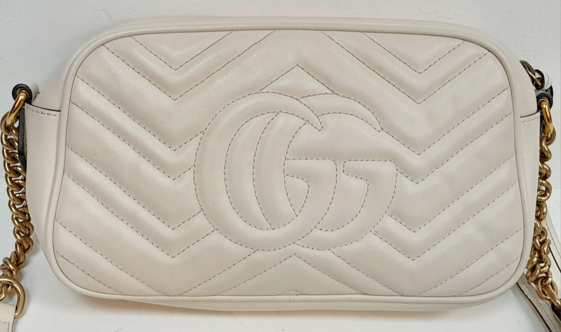 A Gucci Ivory GG Marmont Cross Body Bag. Quilted leather exterior with gold-toned hardware, chain - Bild 4 aus 10