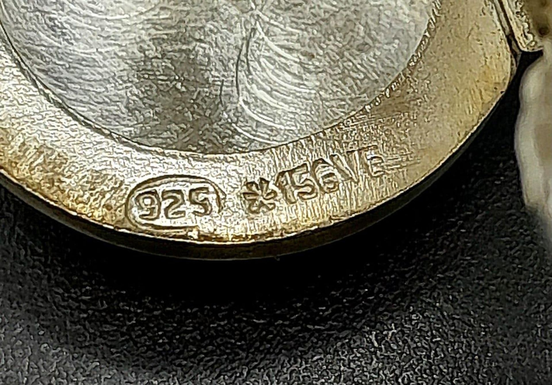 A Sterling Silver Small BonBon Shaped Pill Box. 4cm - Bild 6 aus 9