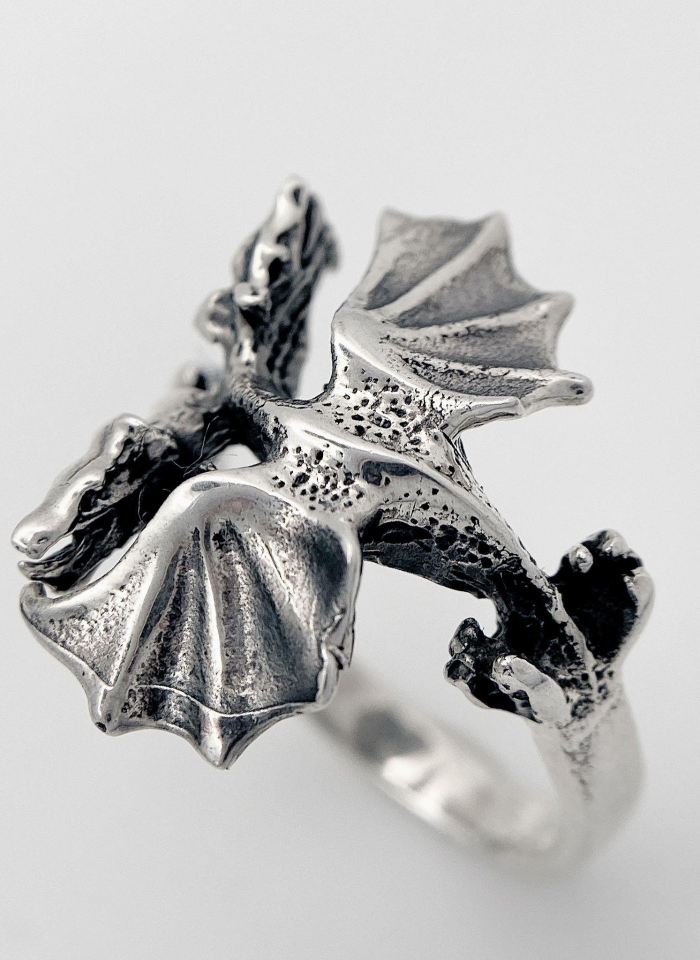 A Vintage Sterling Silver Dragon Detail Ring Size K. The Crown is detailed with a Dragon with - Image 4 of 9