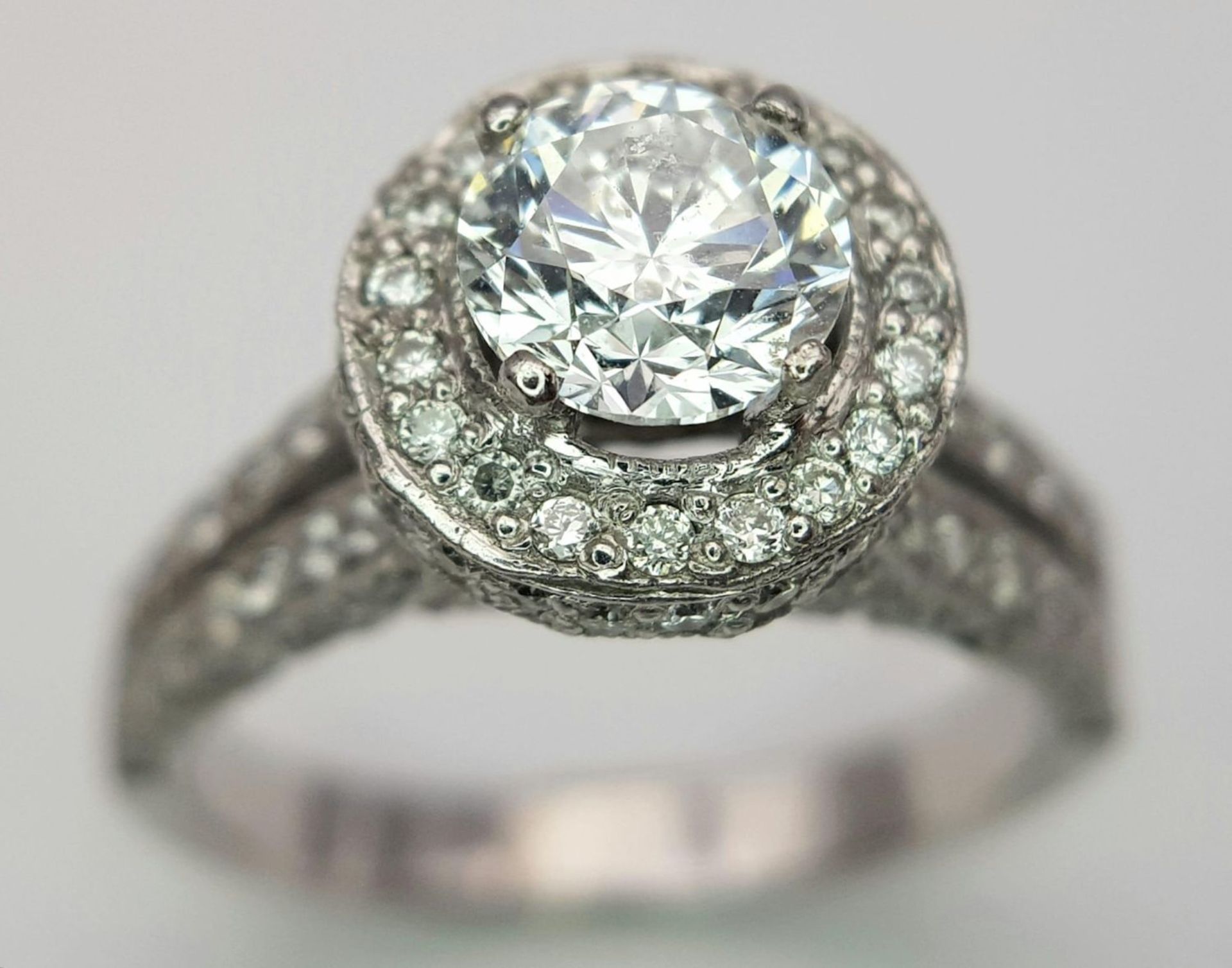 An 18 K white gold ring with a brilliant cut diamond (1.01 carats) surrounded by diamonds on the top - Bild 19 aus 22