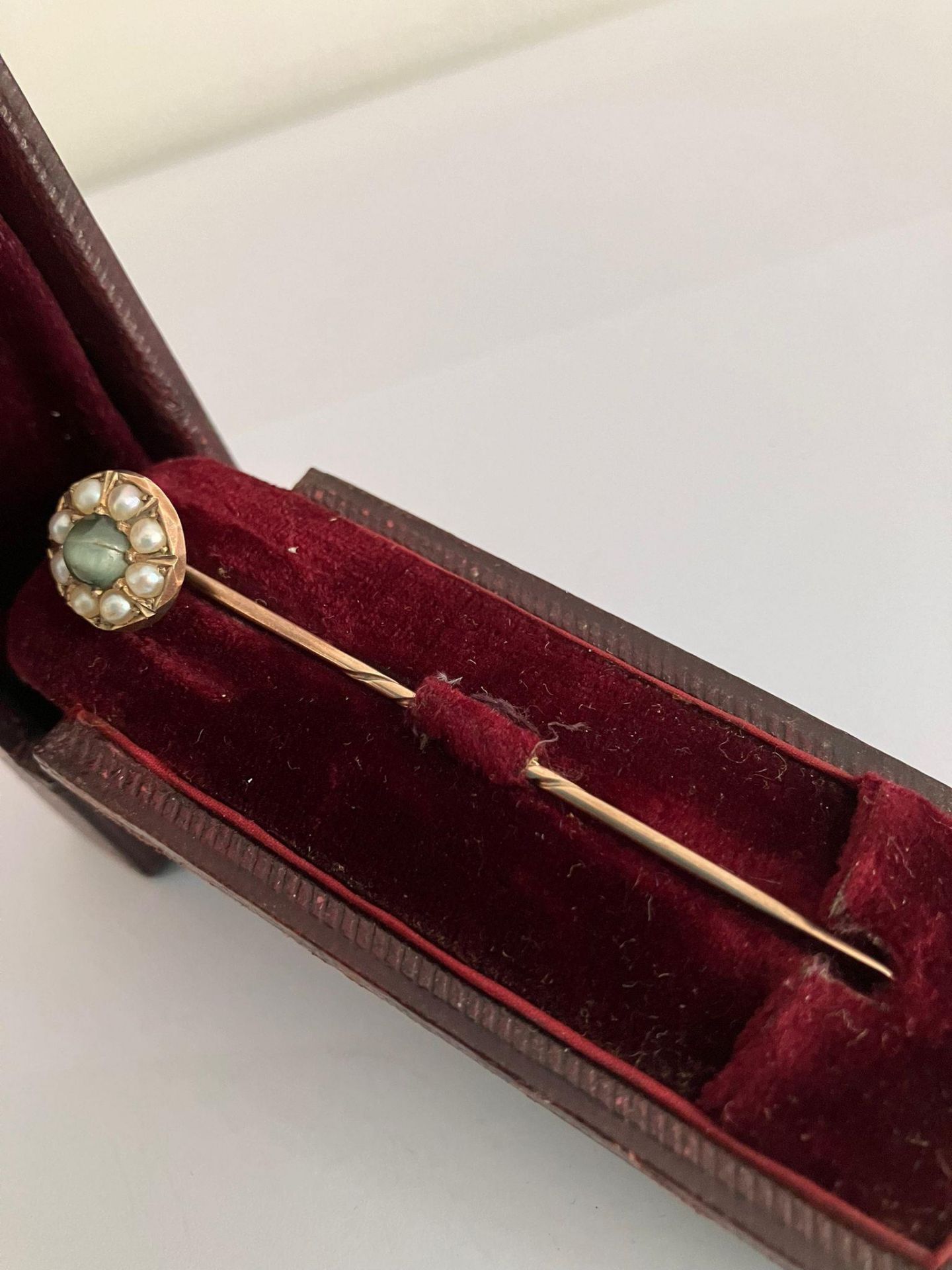 Antique GOLD TIE PIN Set with AGATE and PEARLS. Complete with original case. 2.5 grams. - Image 2 of 4