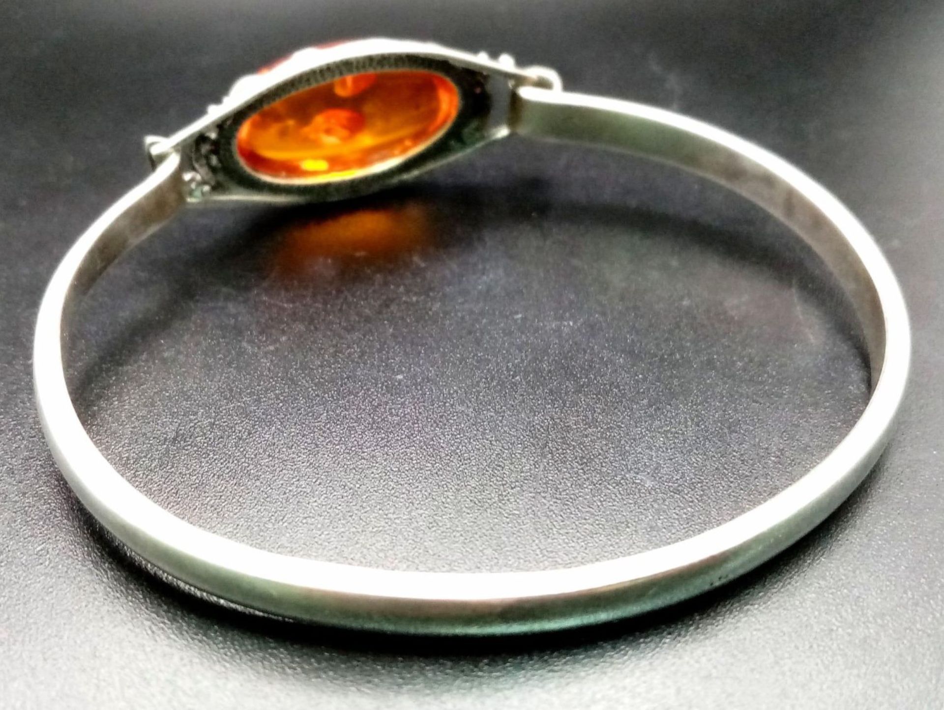 A vintage sterling silver Amber bangle. Total weight 15.7G. Widest inner length 6.7cm. - Bild 7 aus 10