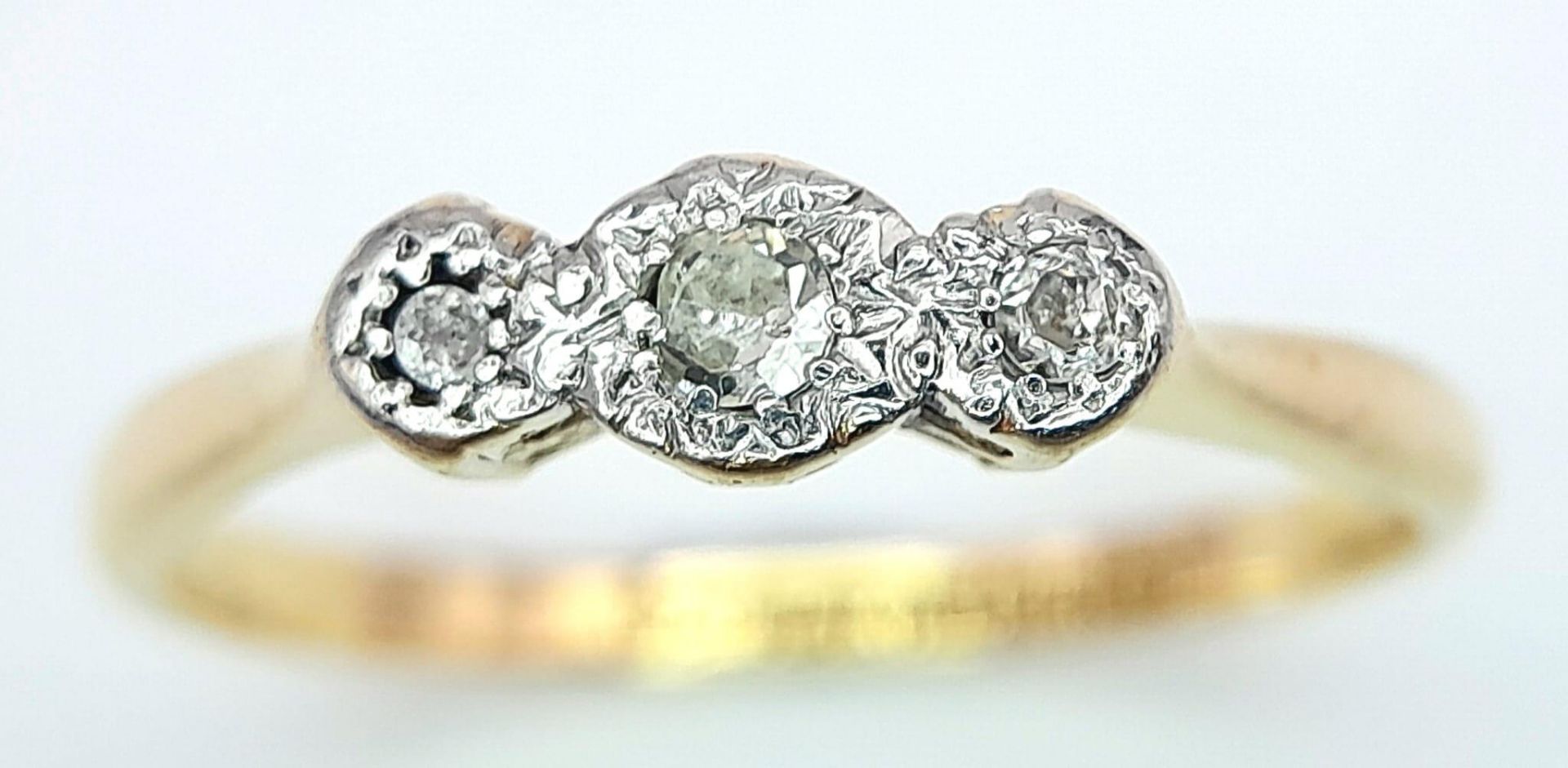 AN 18K YELLOW GOLD & PLATINUM VINTAGE 3 STONE DIAMOND RING. 2.3G. SIZE P