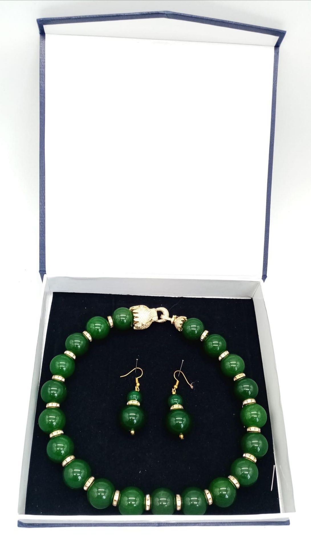 An excellent quality, large beaded (20 mm diameter), spinach green jade necklace and earrings set - Bild 5 aus 5