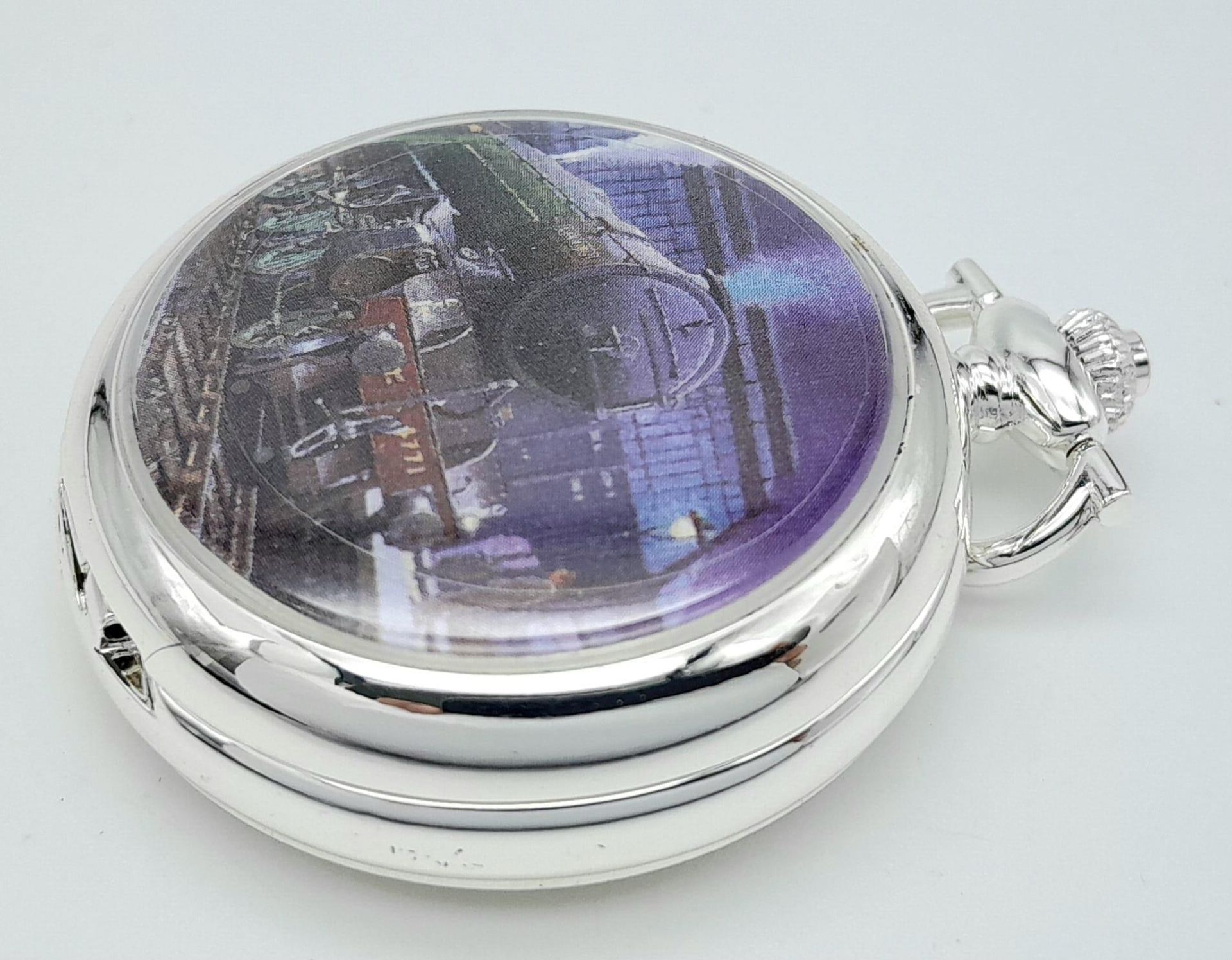 A Manual Wind Silver Plated Pocket Watch Detailing the Steam Train ‘LNER Class V2-1936-1966’. - Bild 8 aus 11