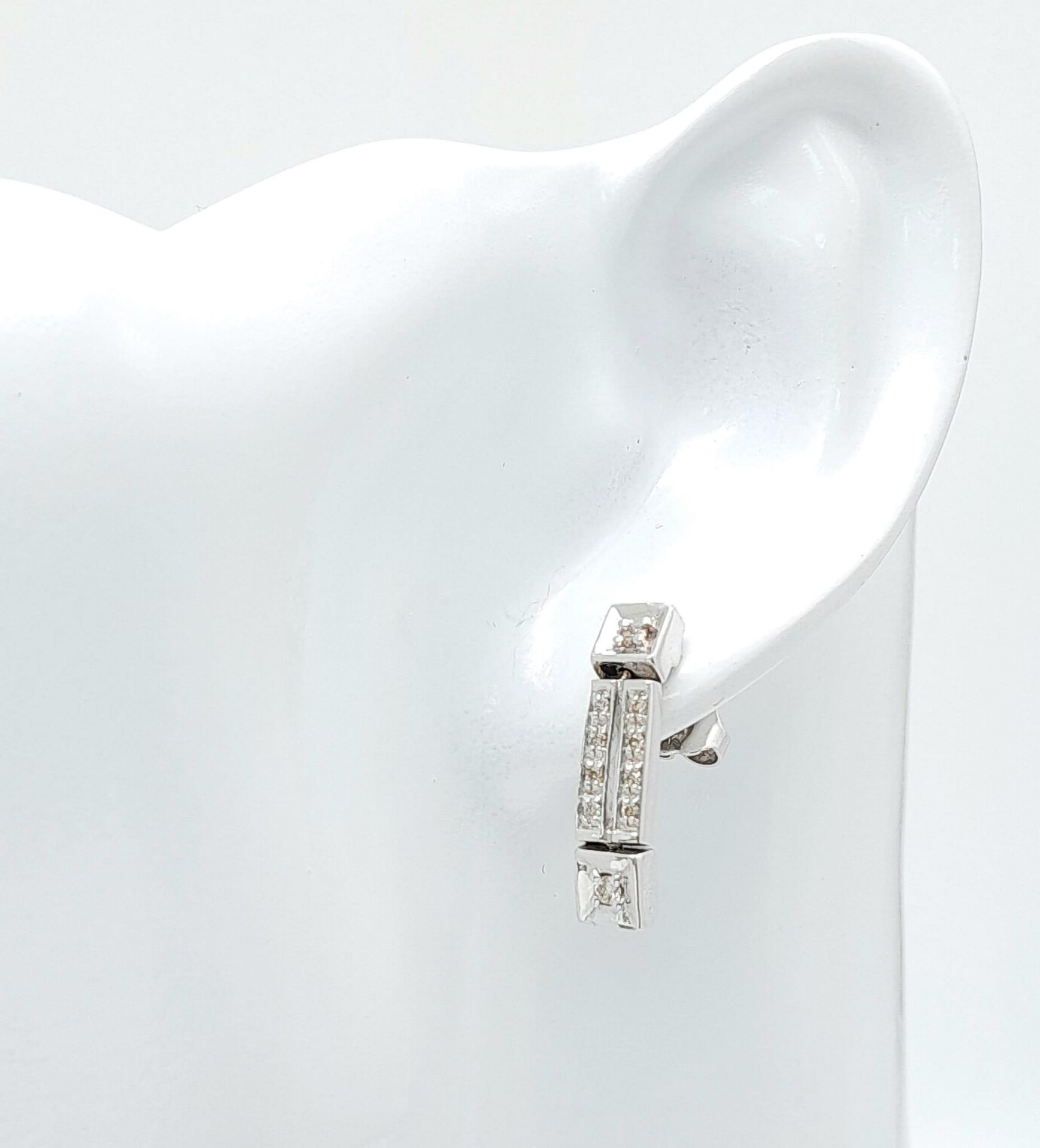 A pair of 10K White Gold Diamond Long Studs earrings, 0.12ct diamond weight, 4.1g total weight - Bild 4 aus 5