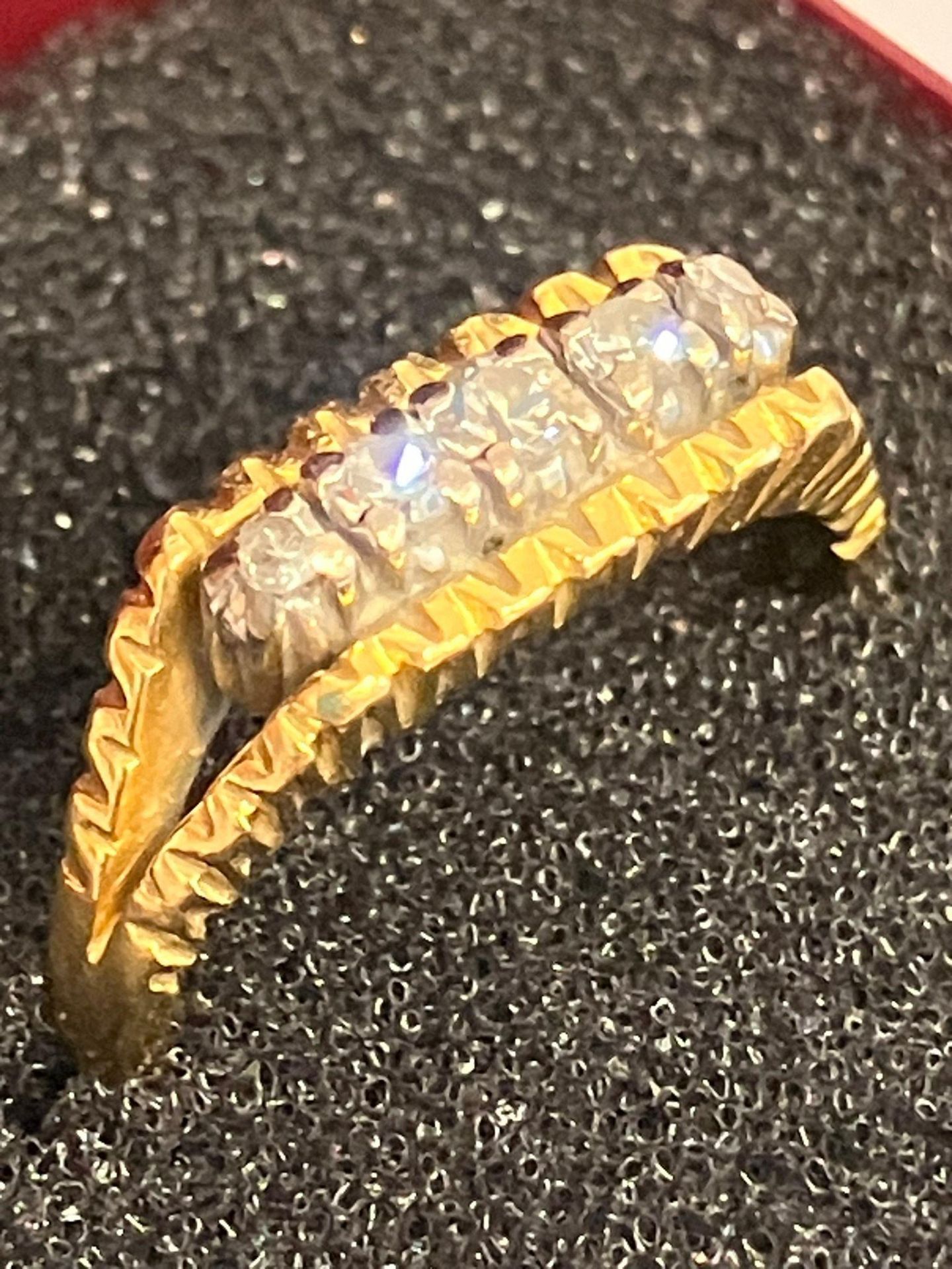 Stunning 18 carat Yellow Gold Ring, Having 5 x Sparkling Diamonds set to top. Full UK hallmark. - Image 3 of 3