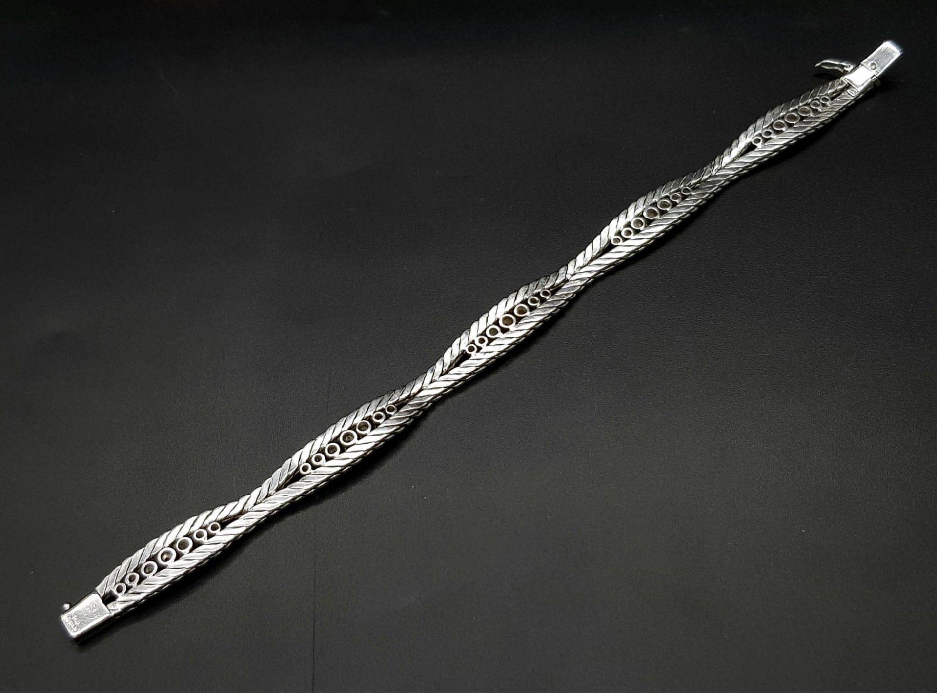 A Head-Turning 18K White Gold and Diamond Bracelet. Five waves of double-ended graduating - Bild 10 aus 13