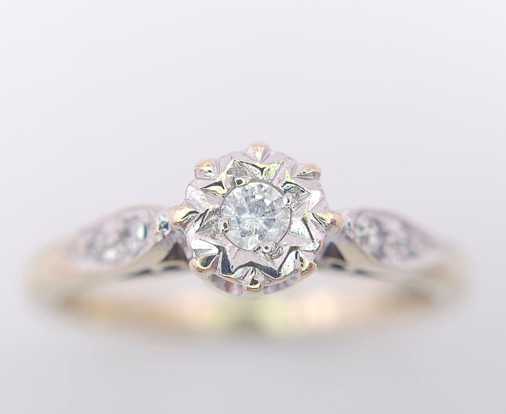 9K YELLOW GOLD SOLITAIRE DIAMOND RING, WITH FURTHER DECORATING DIAMONDS ON SHOULDERS, WEIGHT 2.2G - Bild 4 aus 14