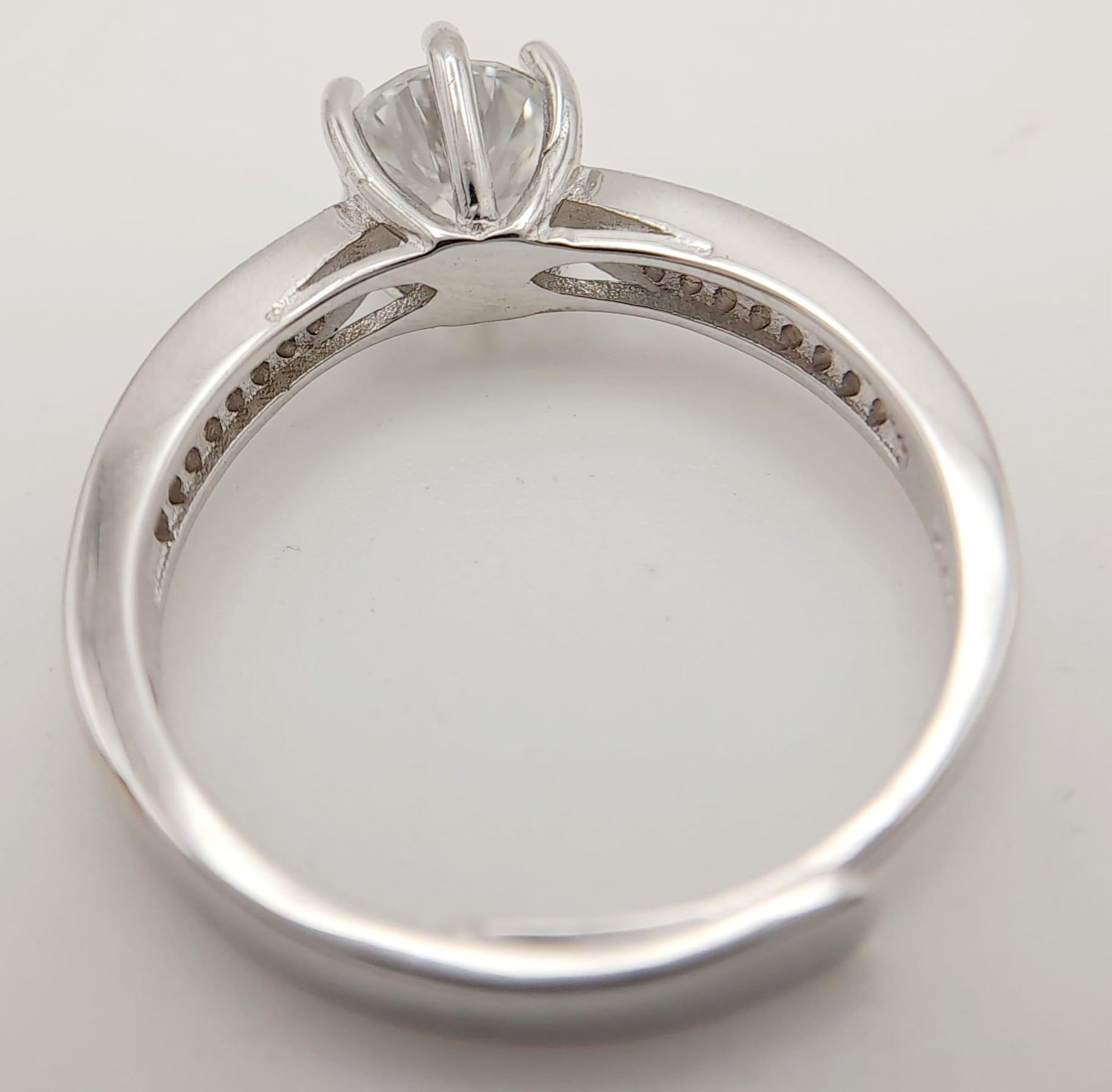 A sterling silver ring with a round cut moissanite (1 carat) and two bands of moissanites on each - Bild 9 aus 9