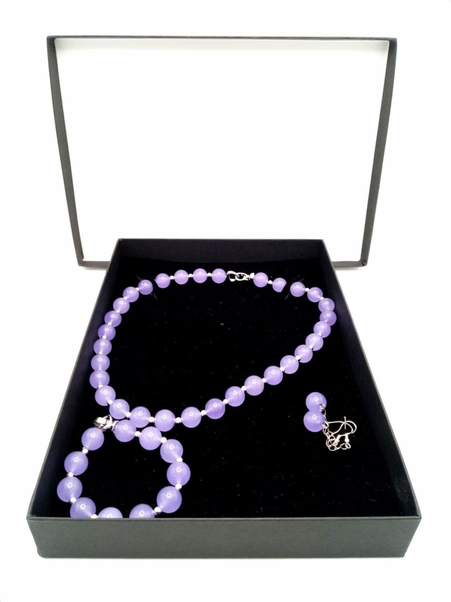 A traditional, Chinese, Lavender Jade, necklace, bracelet and earrings set, in a presentation - Image 23 of 24