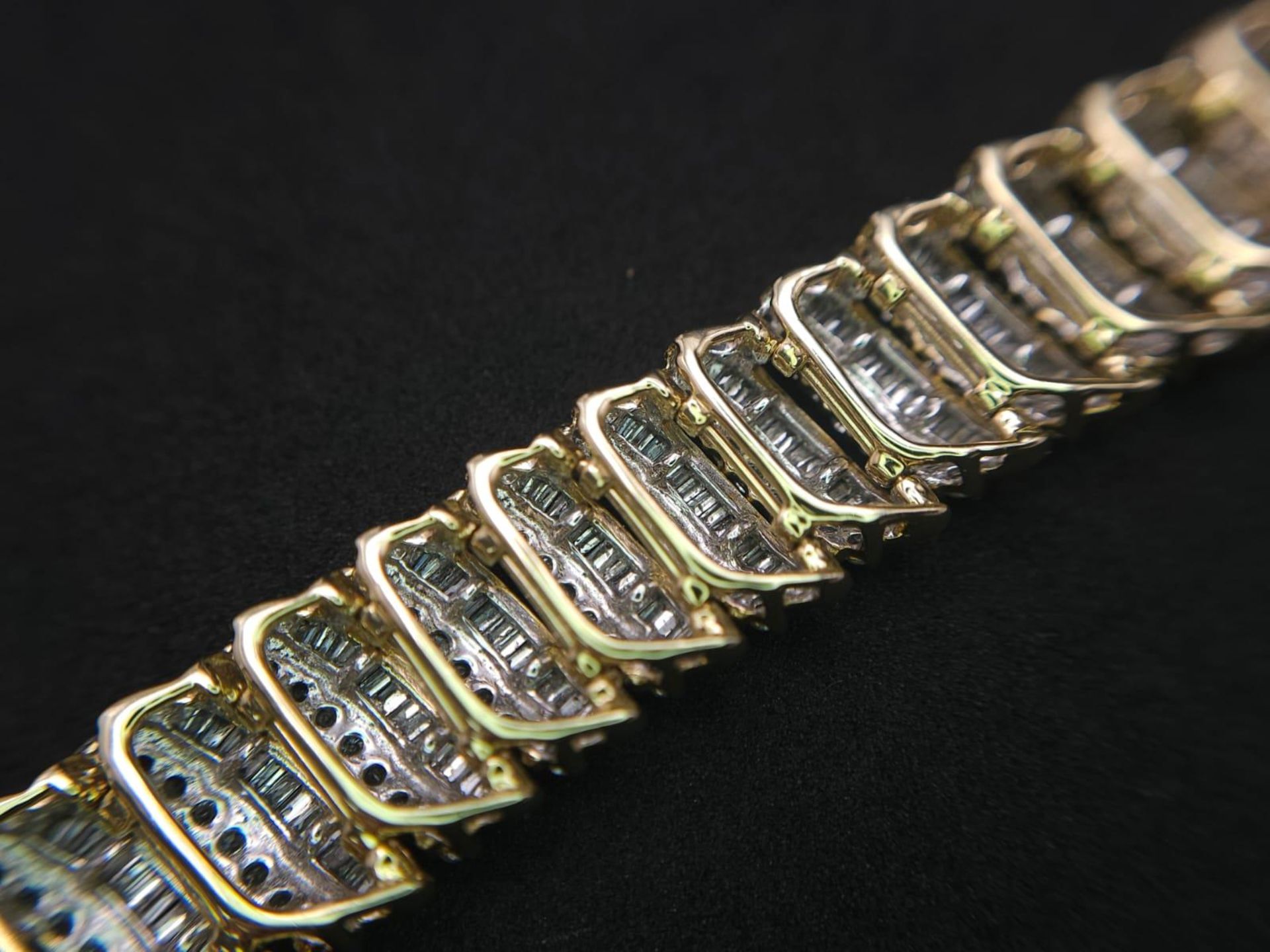 A BEAUTIFUL HEAD-TURNING 14K YELLOW GOLD DIAMOND TENNIS BRACELET WITH A MIXTURE OF ROUND AND - Image 9 of 10
