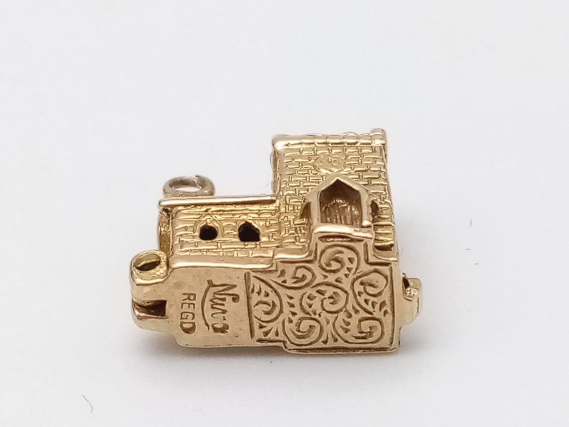 A 9K Yellow Gold Church Pendant/Charm, opens to reveal a wedding ceremony, 10mm. 2g - Image 4 of 5