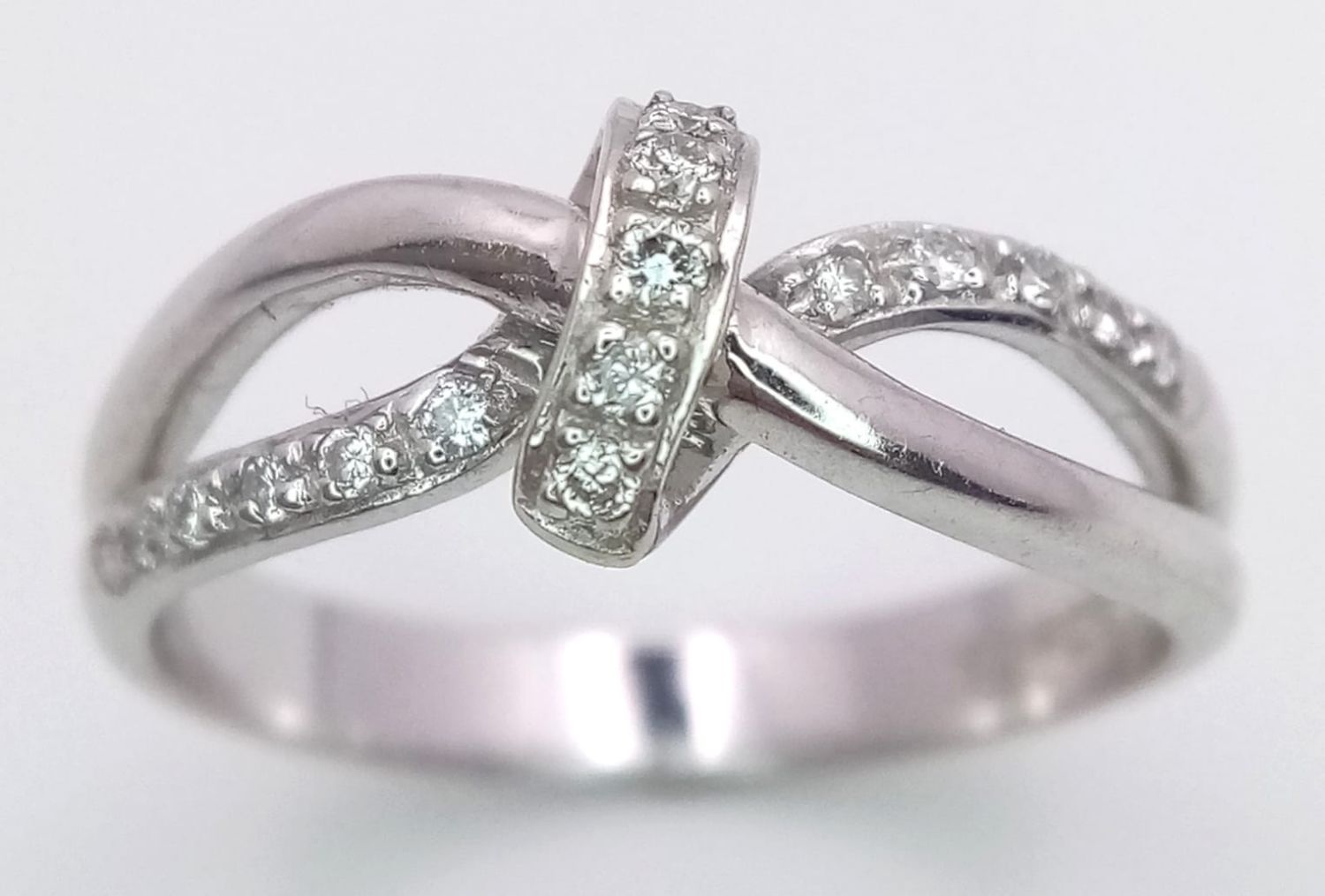 A FANCY 18K WHITE GOLD DIAMOND KNOTTED RING, APPROX 0.15CT DIAMONDS, WEIGHT 3.8G SIZE N - Image 5 of 8