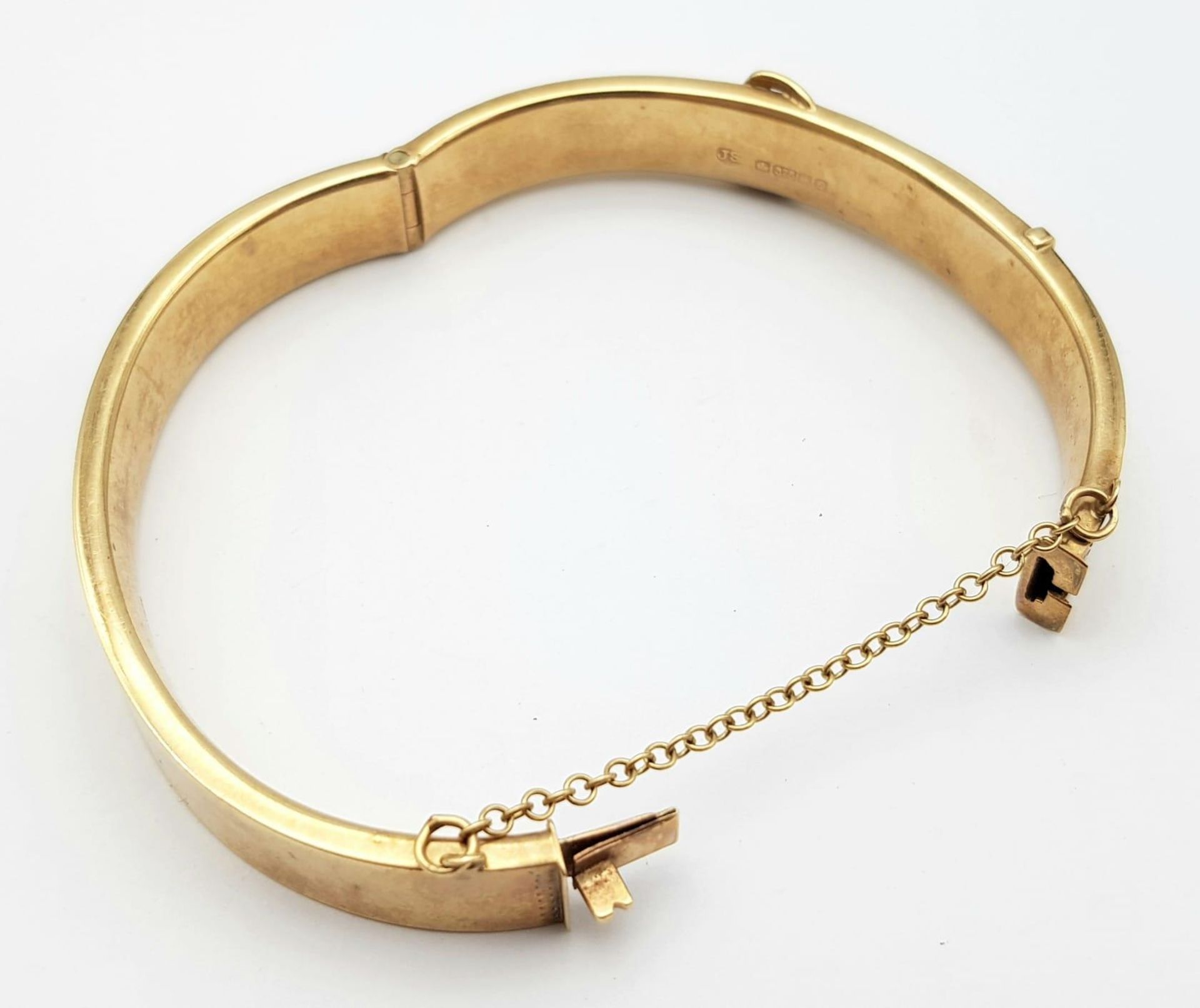 A Vintage 9K Yellow Gold Bangle. Belt buckle design. Clip open function. 6cm inner diameter. 15.7g - Bild 4 aus 6