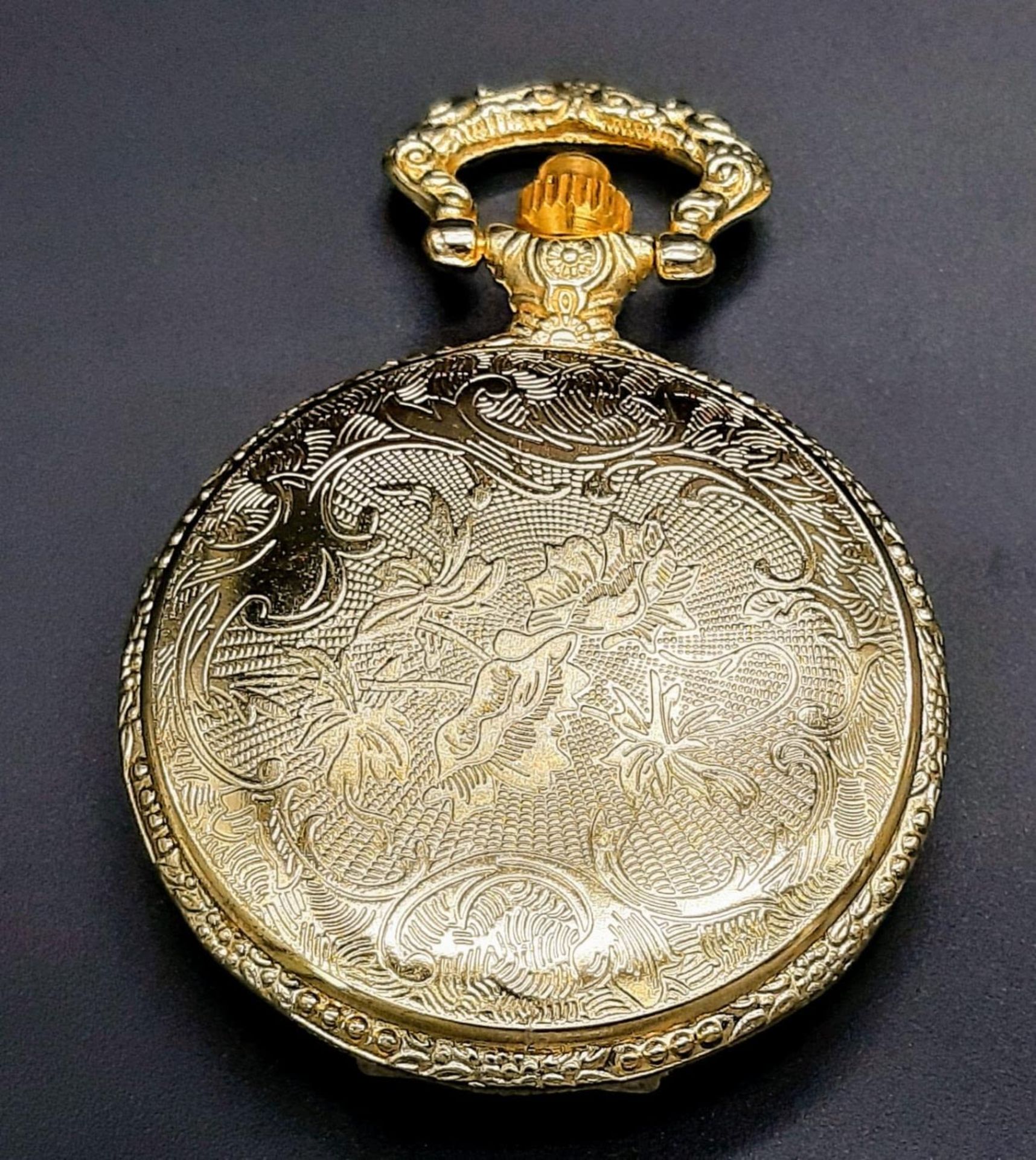 An Unused Ladies Gold Tone Enameled Bird Decoration Pocket Watch. New Battery Fitted March 2024. - Bild 19 aus 20