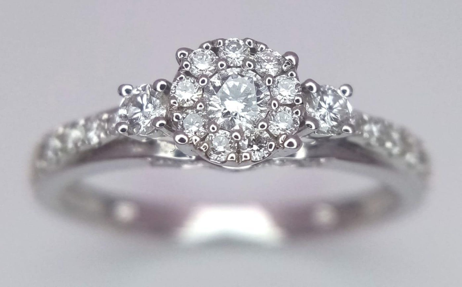 A 9 K white gold ring with a diamond cluster and more diamonds on the shoulders (total 0.41 carats), - Image 5 of 8
