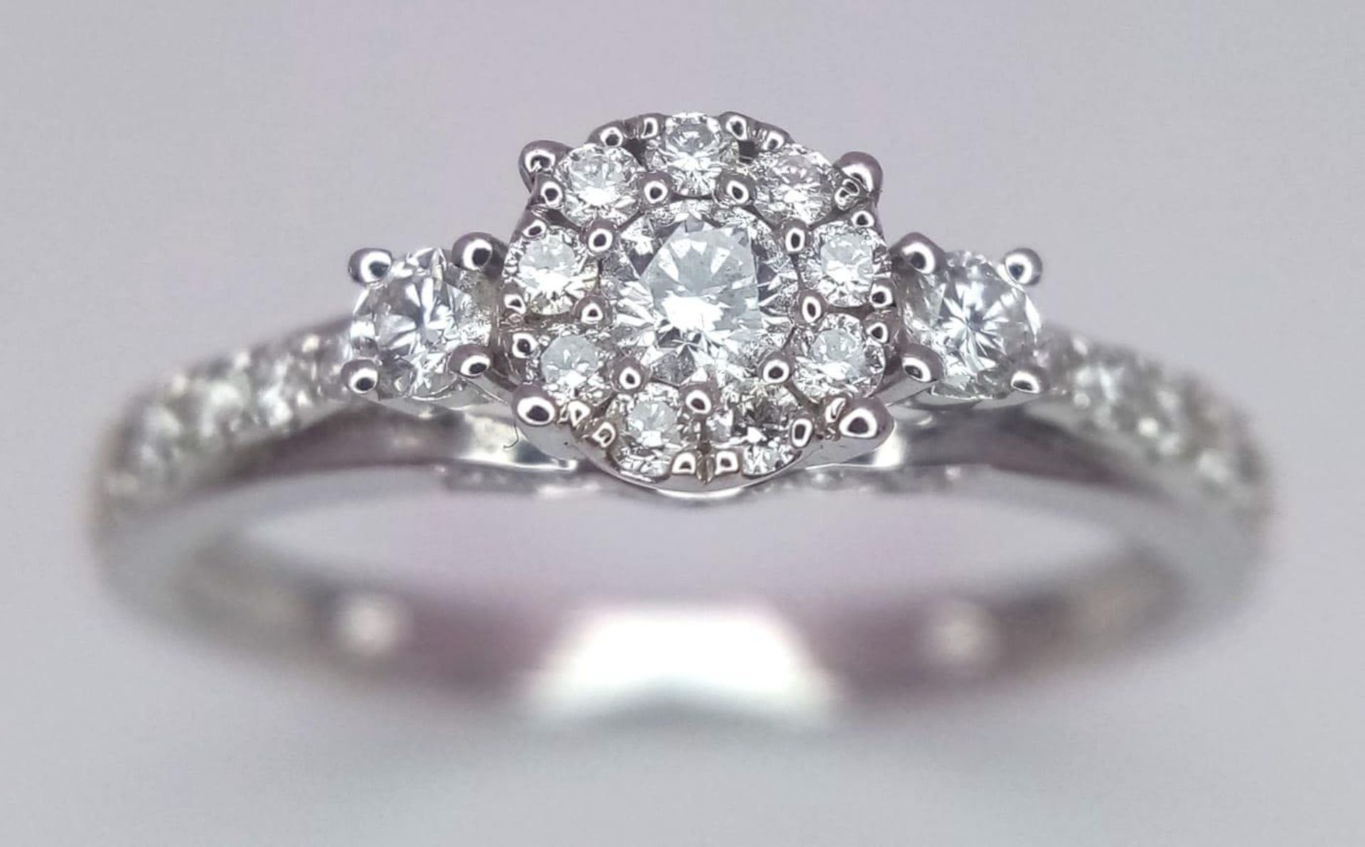 A 9 K white gold ring with a diamond cluster and more diamonds on the shoulders (total 0.41 carats), - Bild 5 aus 8