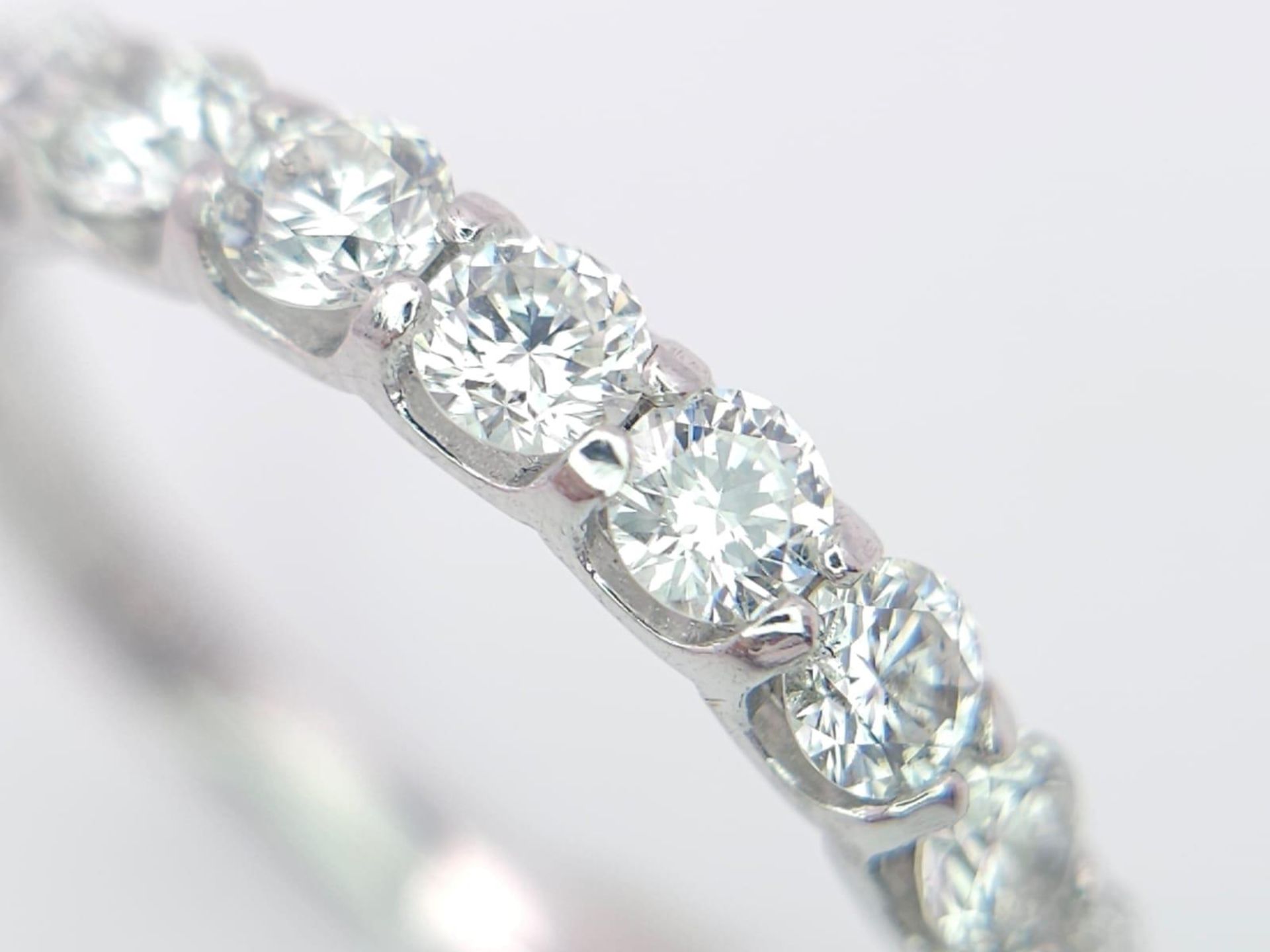 An 18 K white gold half eternity ring with good quality brilliant cut diamonds. Size: O, weight: 2.9 - Bild 4 aus 10