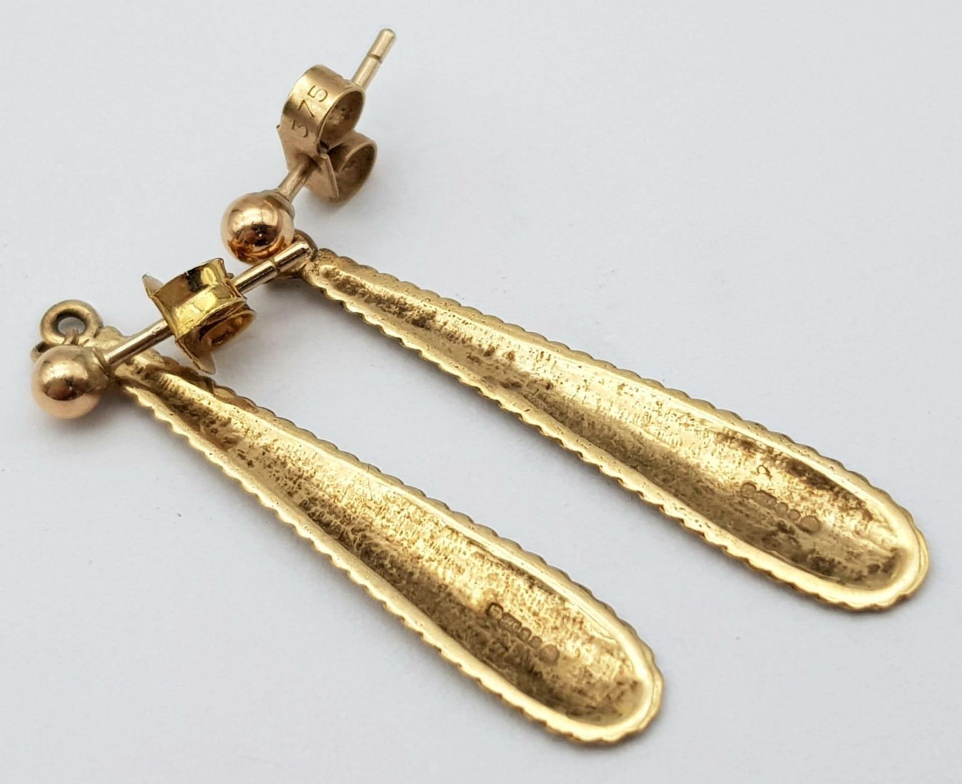 A pair of 9 K yellow gold long pendant earrings, length: 36 mm, weight: 1.7 g. - Image 3 of 4