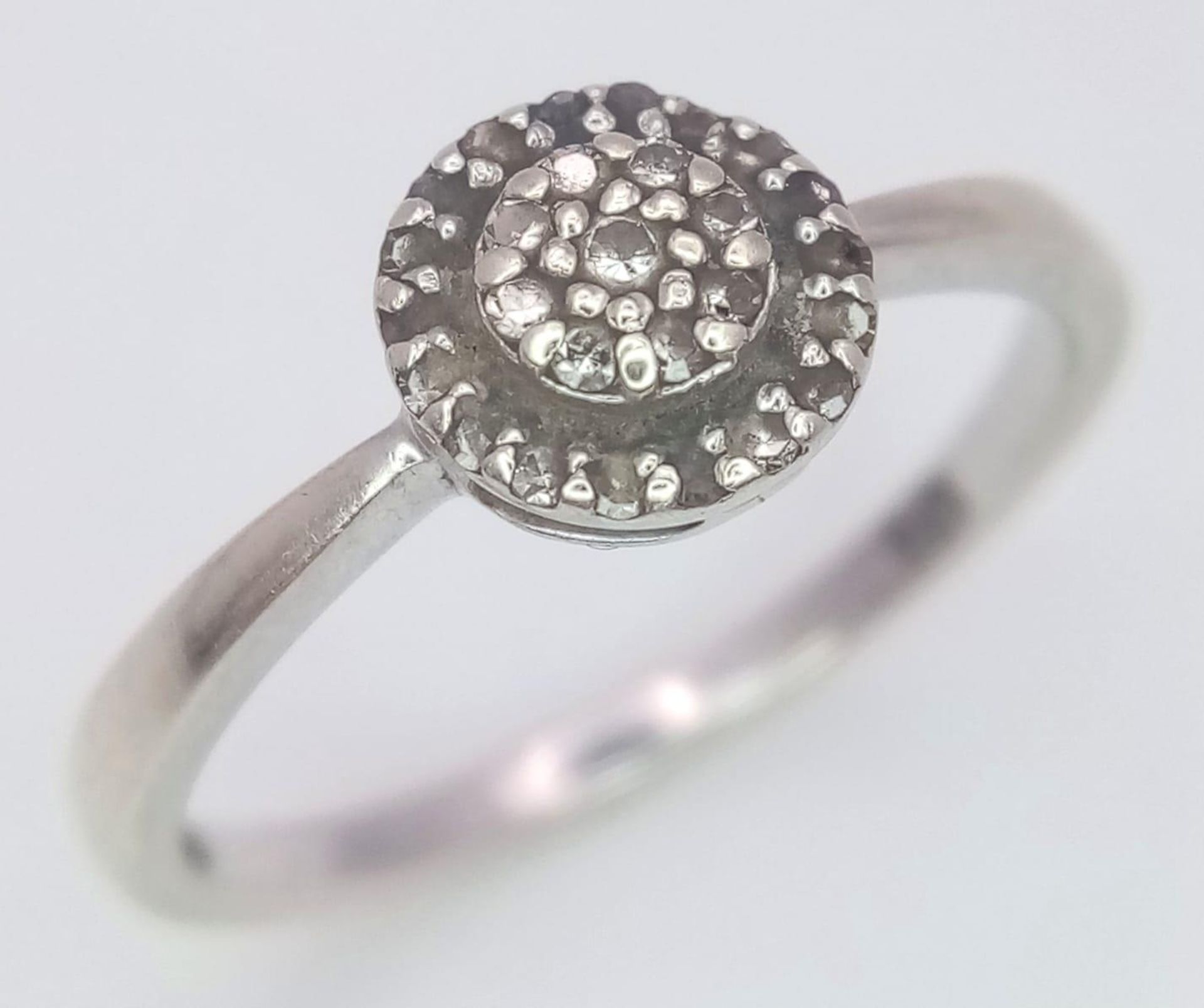 A vintage 9 K white gold ring with a diamond cluster, size: ), weight: 2 g.