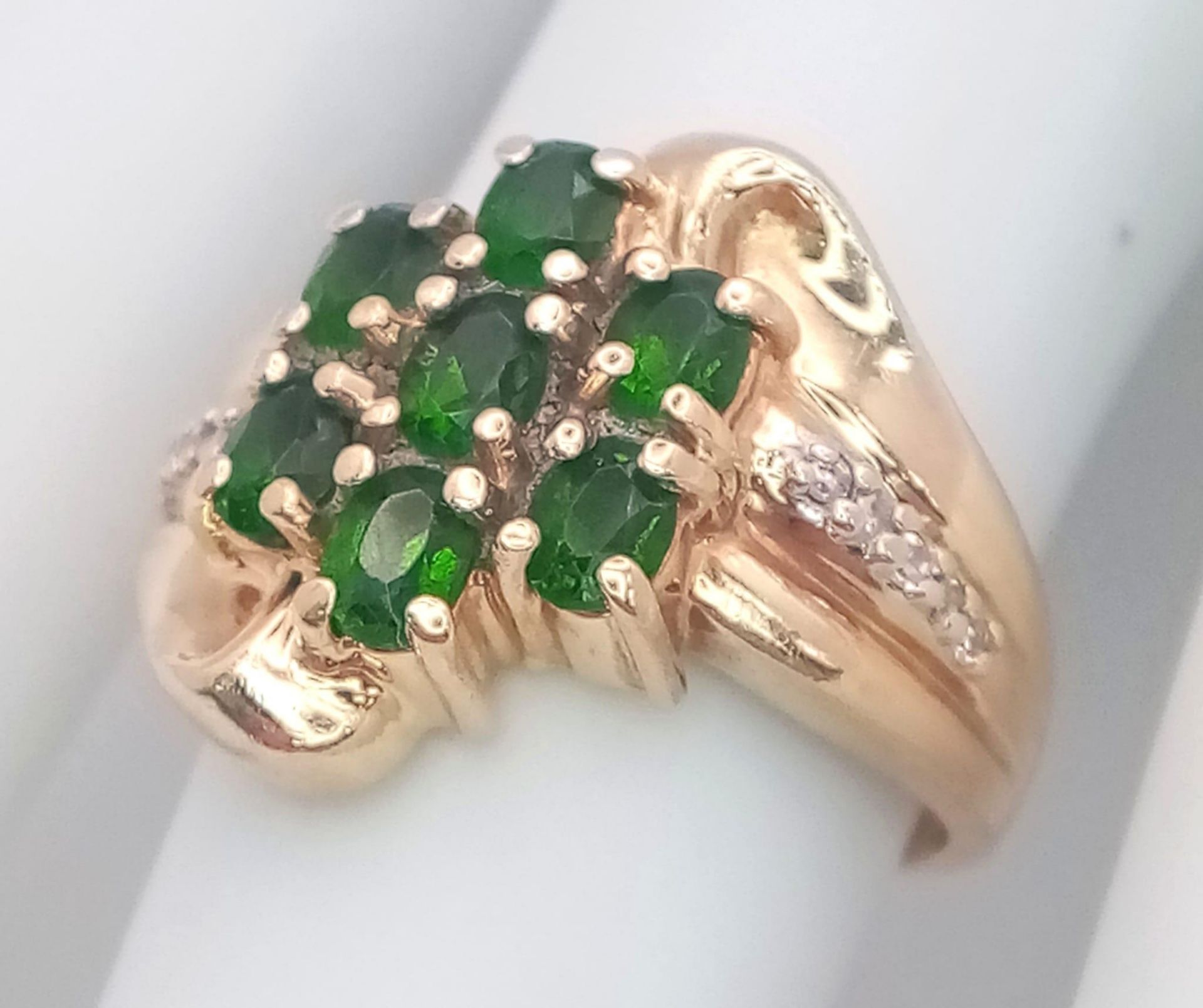 A 14K Yellow Gold, Diamond and Green Stone Ring. Size M, 6.5g total weight. Ref: SC 7073 - Image 9 of 11