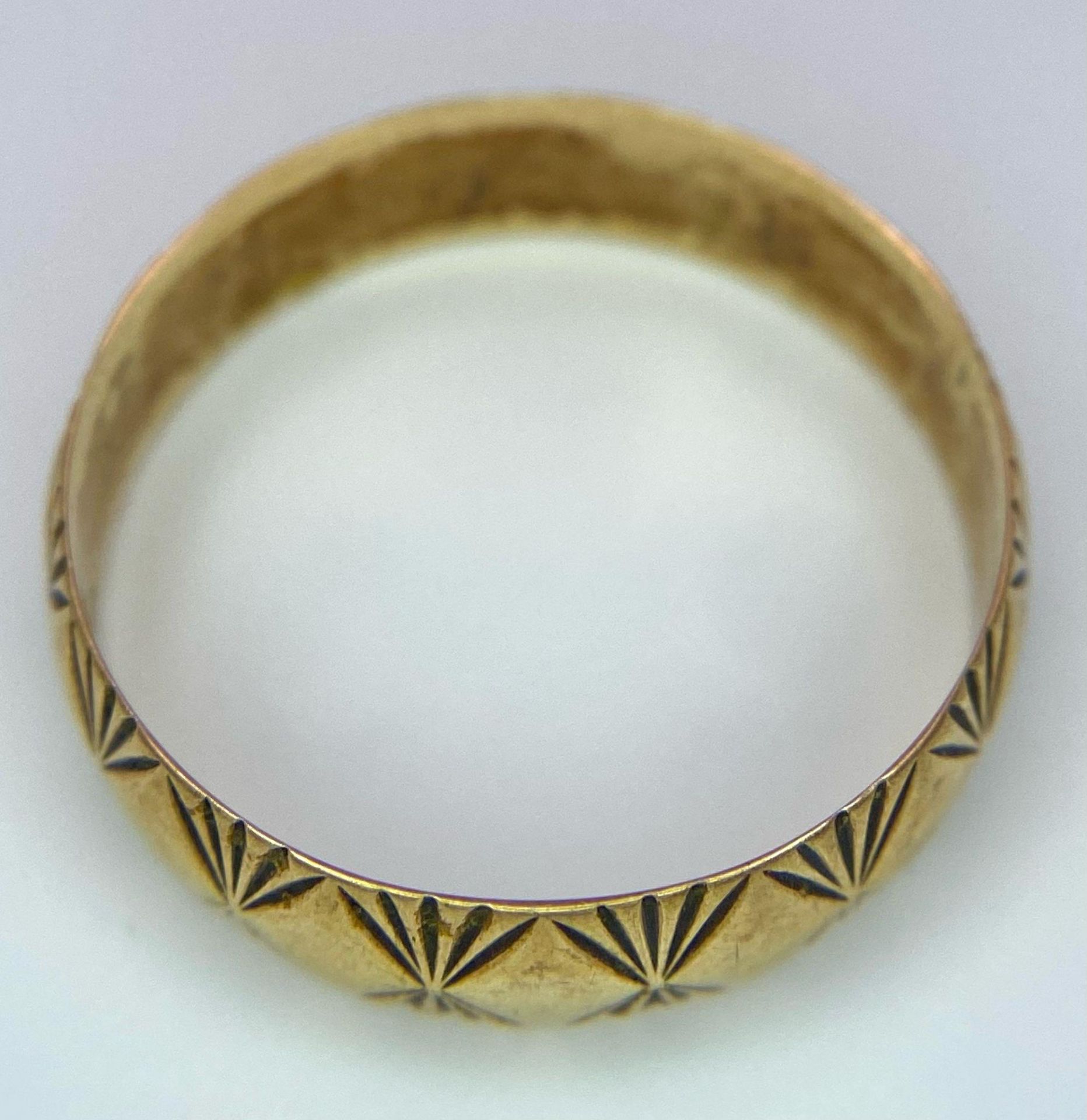 A Vintage 9K Yellow Gold Band Ring with Geometric Pattern Decoration. 6mm width. Size R. 2.1g - Bild 9 aus 11