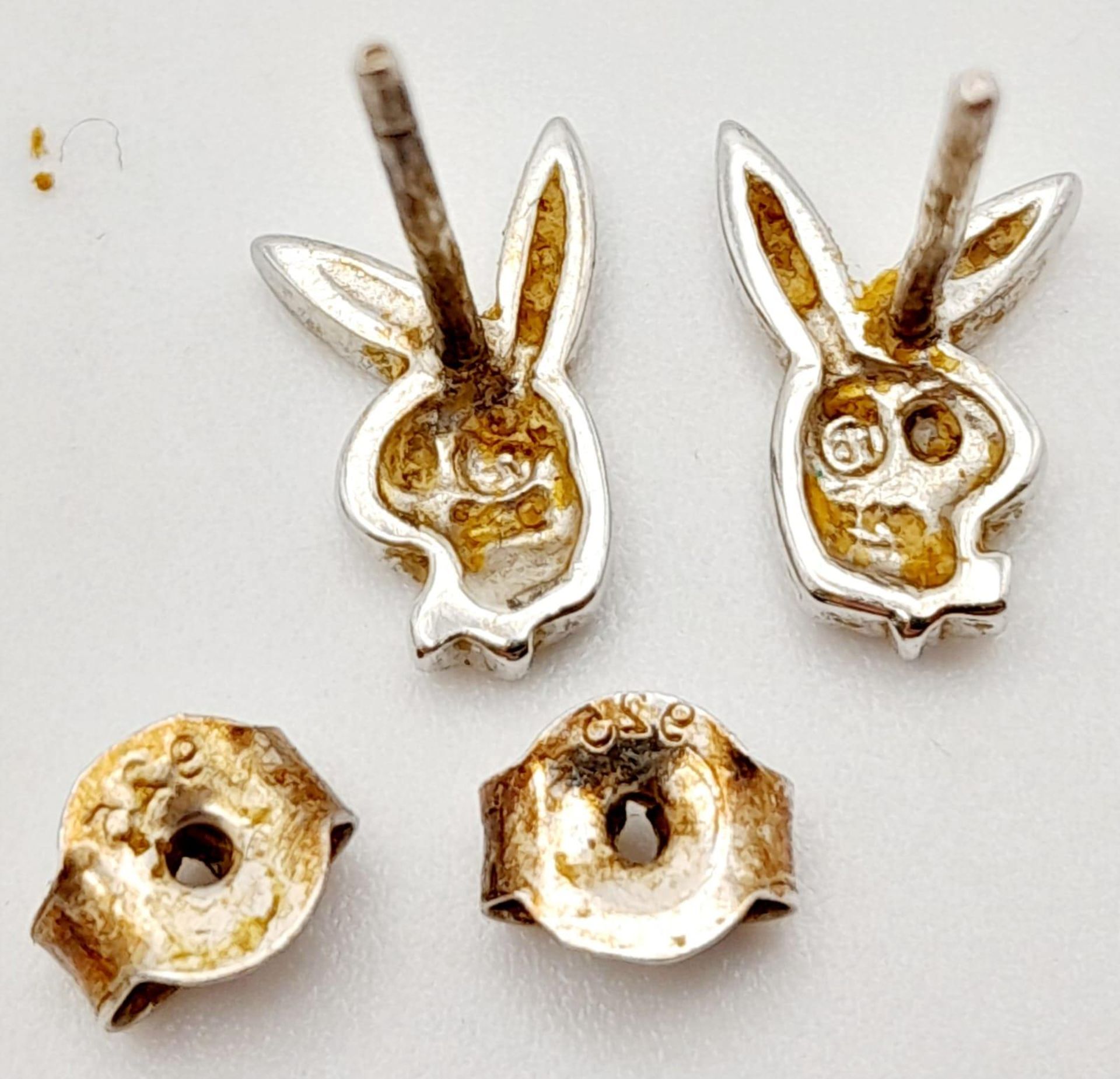 A collection of 4 pairs of silver animal motif earrings include 2 stone set frog and rabbit with bee - Image 6 of 9