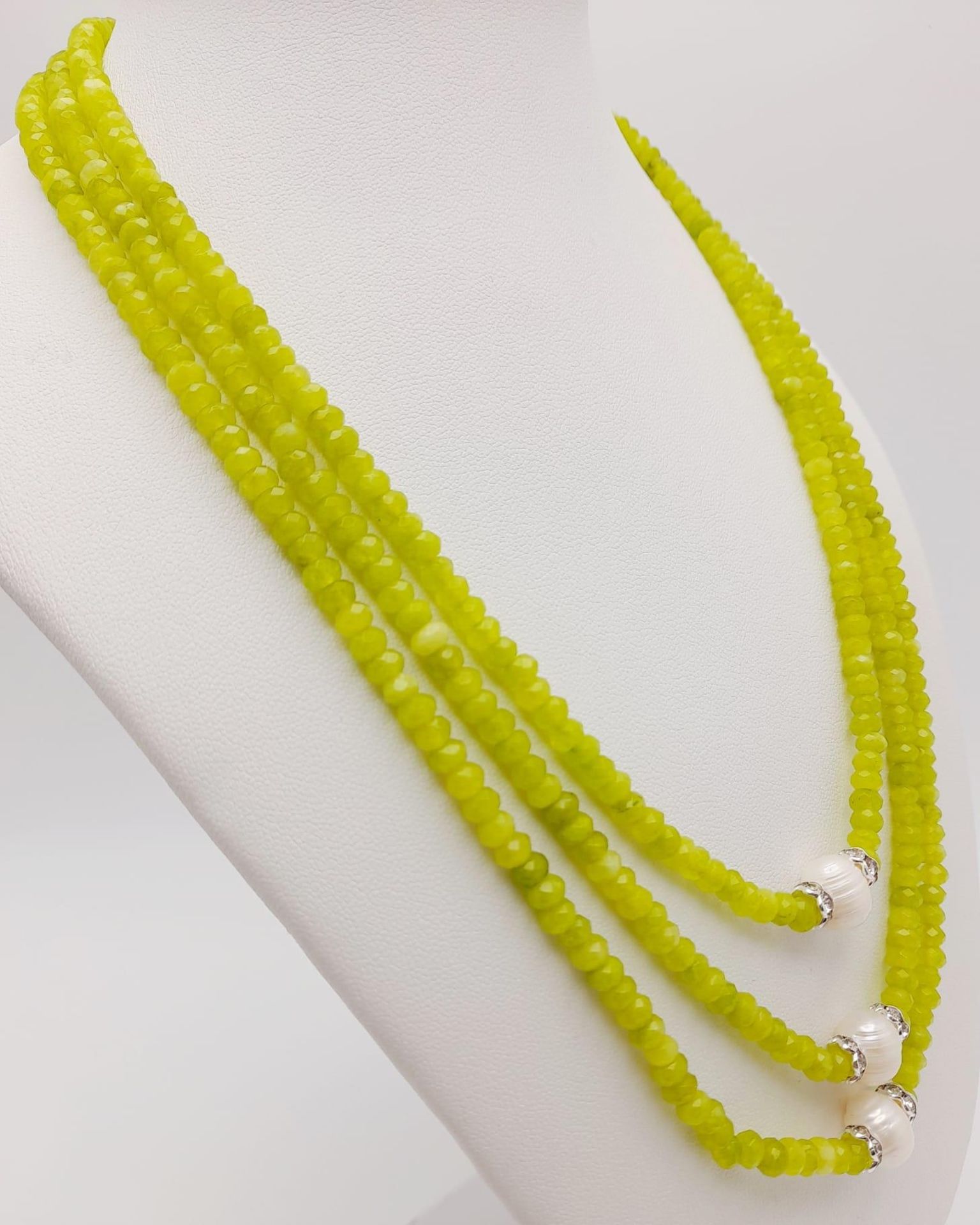 A Gorgeous Peridot Three Row Necklace with Akoya Pearl Accents. 42-46cm length. Peridots 4/5mm. - Bild 2 aus 3