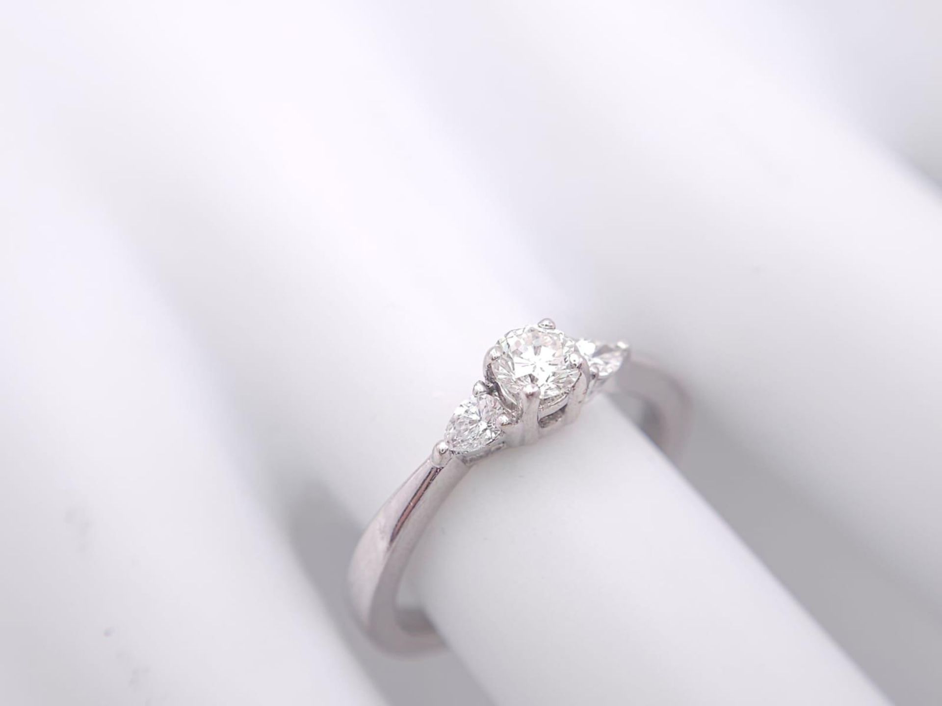 AN 18K WHITE GOLD DIAMOND RING WITH PEAR SHAPED DIAMOND ACCENTS ON SHOULDERS. 0.40CTW OF PEAR SHAPED - Image 7 of 7