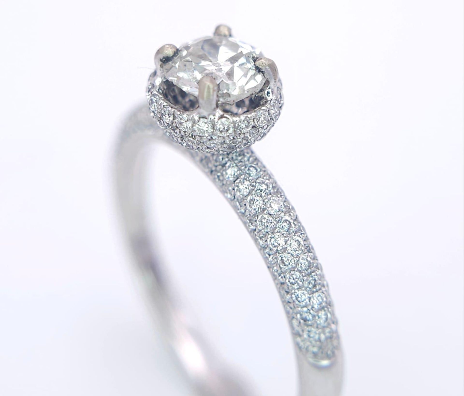A 14K WHITE GOLD DIAMOND DIAMOND HALO RING WITH FULL SET SHOULDERS AND COLLET. 1.10CT. 2.9G. SIZE - Bild 3 aus 7